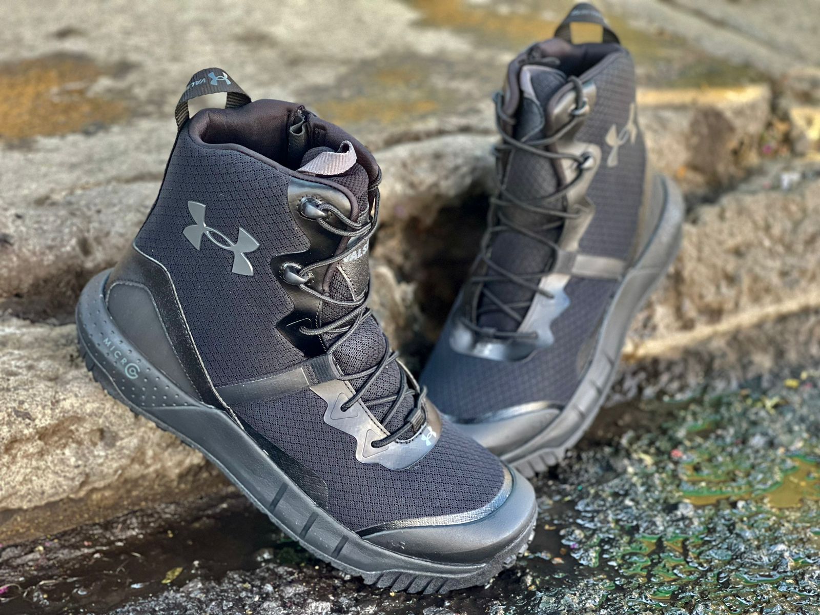 Botas Micro G Alta Under Armour, con amortiguación avanzada y suela antideslizante para un rendimiento óptimo en actividades al aire libre.