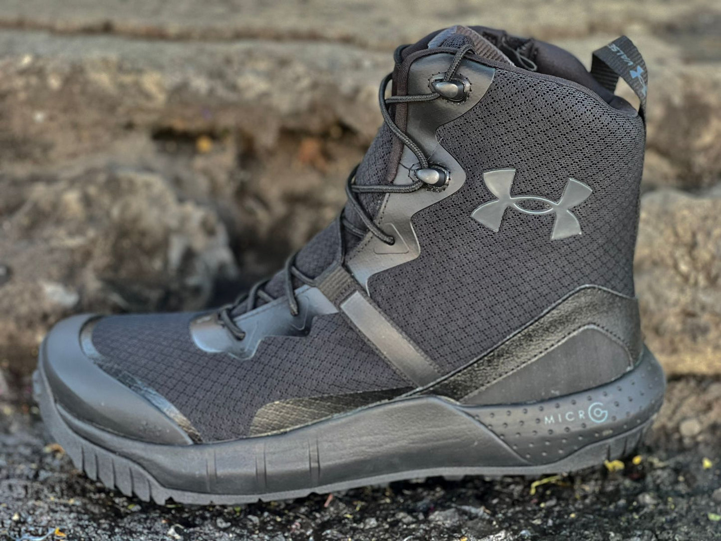 Botas Micro G Alta Under Armour, con amortiguación avanzada y suela antideslizante para un rendimiento óptimo en actividades al aire libre.