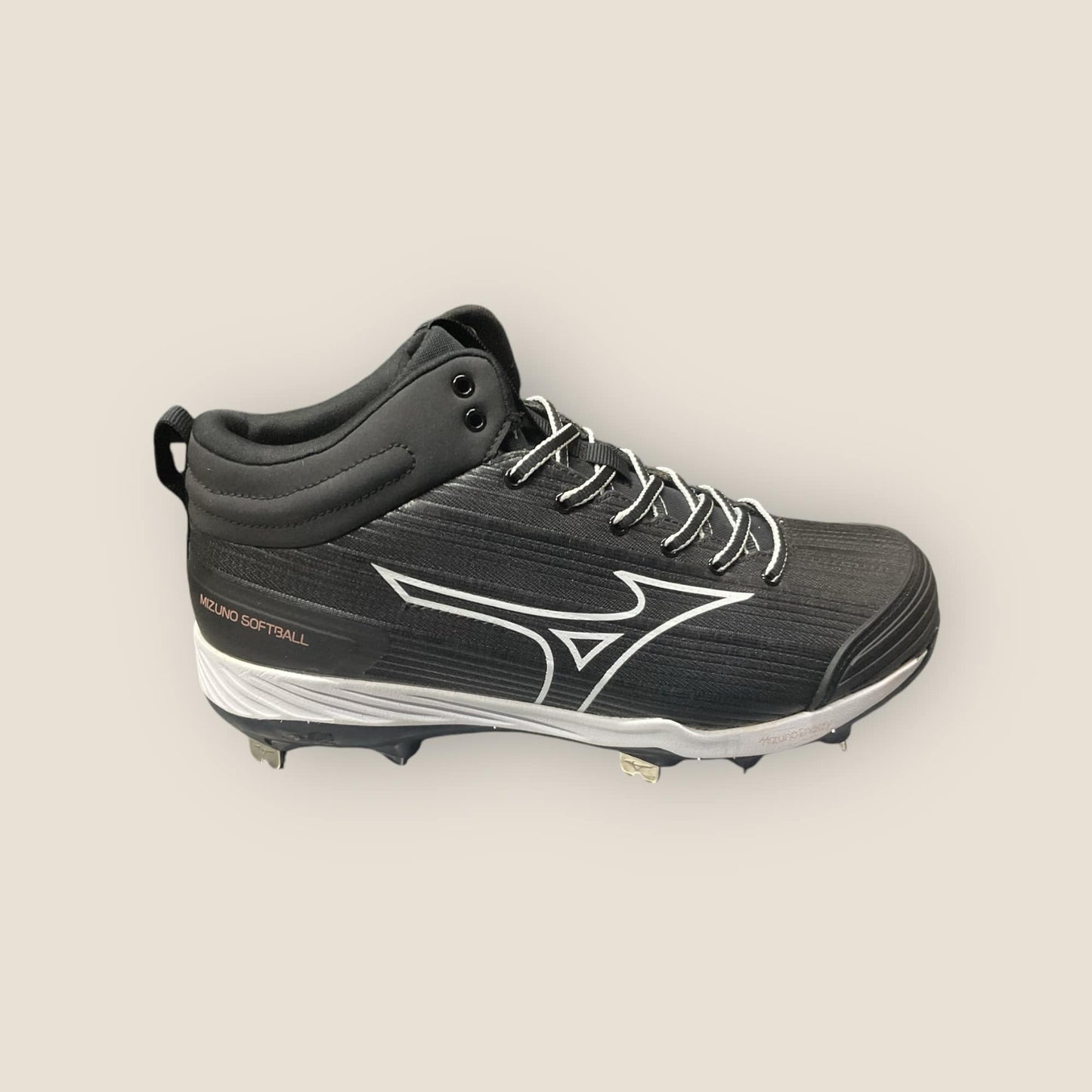 Zapatillas de béisbol MIZUNO Sweep 6 Mid con diseño de caña media, suela de tacos para tracción y soporte adicional en el tobillo