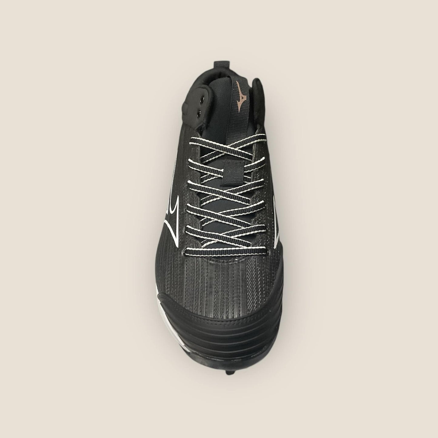 Zapatillas de béisbol MIZUNO Sweep 6 Mid con diseño de caña media, suela de tacos para tracción y soporte adicional en el tobillo