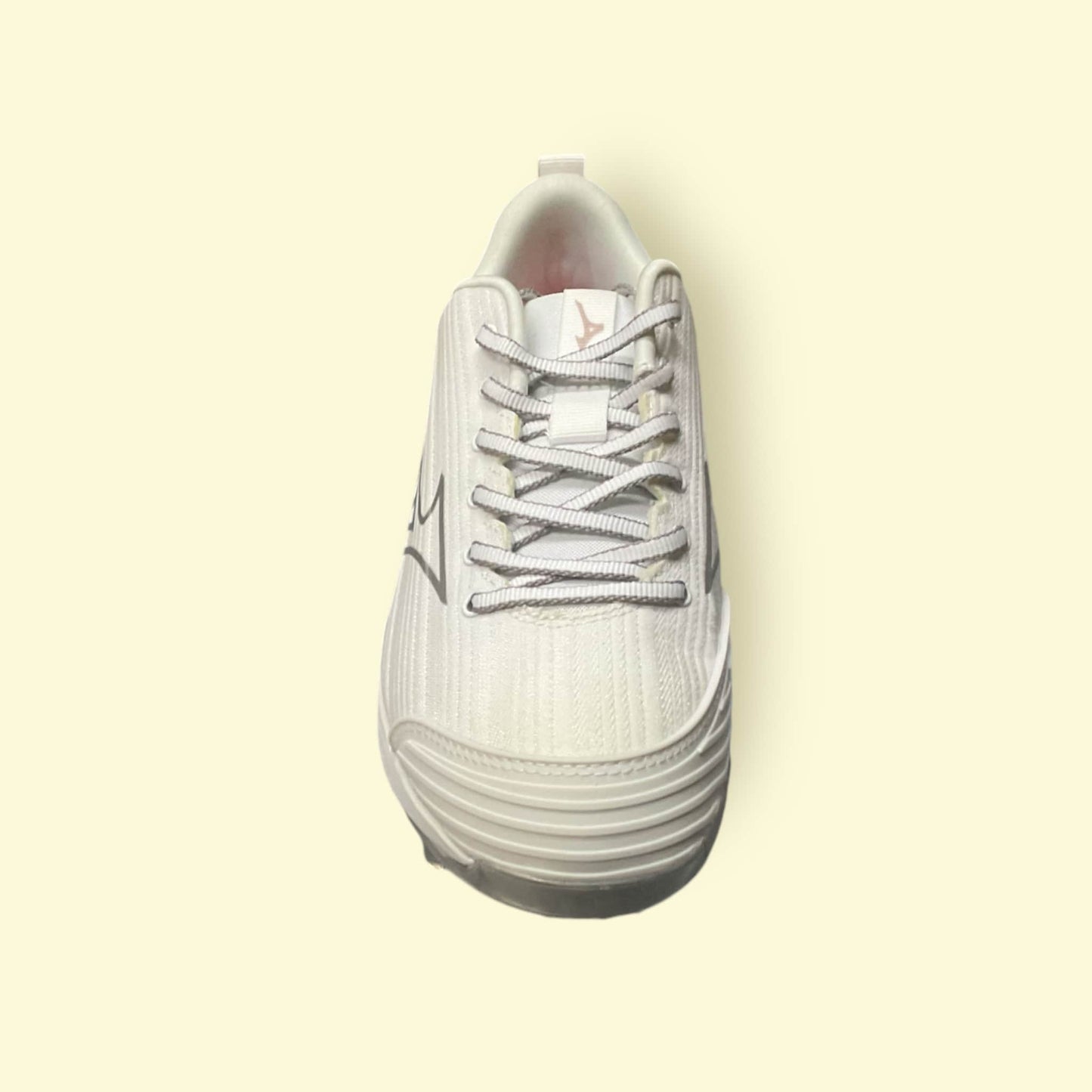 Zapatillas de béisbol MIZUNO Sweep 6 en blanco y gris, con suela de tacos para tracción óptima y diseño ligero para mayor comodidad en el campo