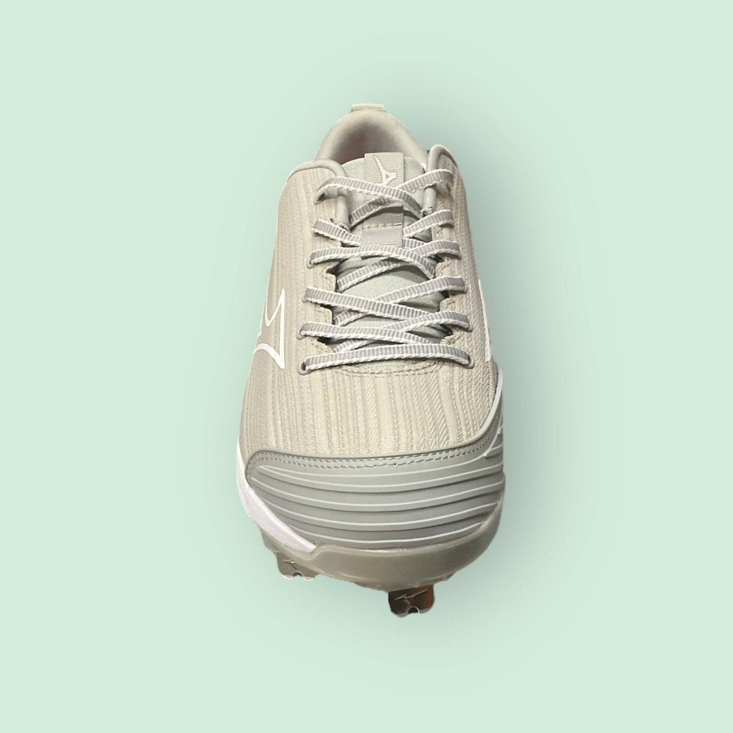 Zapatillas de béisbol MIZUNO Sweep 6 en gris, con suela de tacos para tracción óptima y diseño ligero para comodidad en el campo