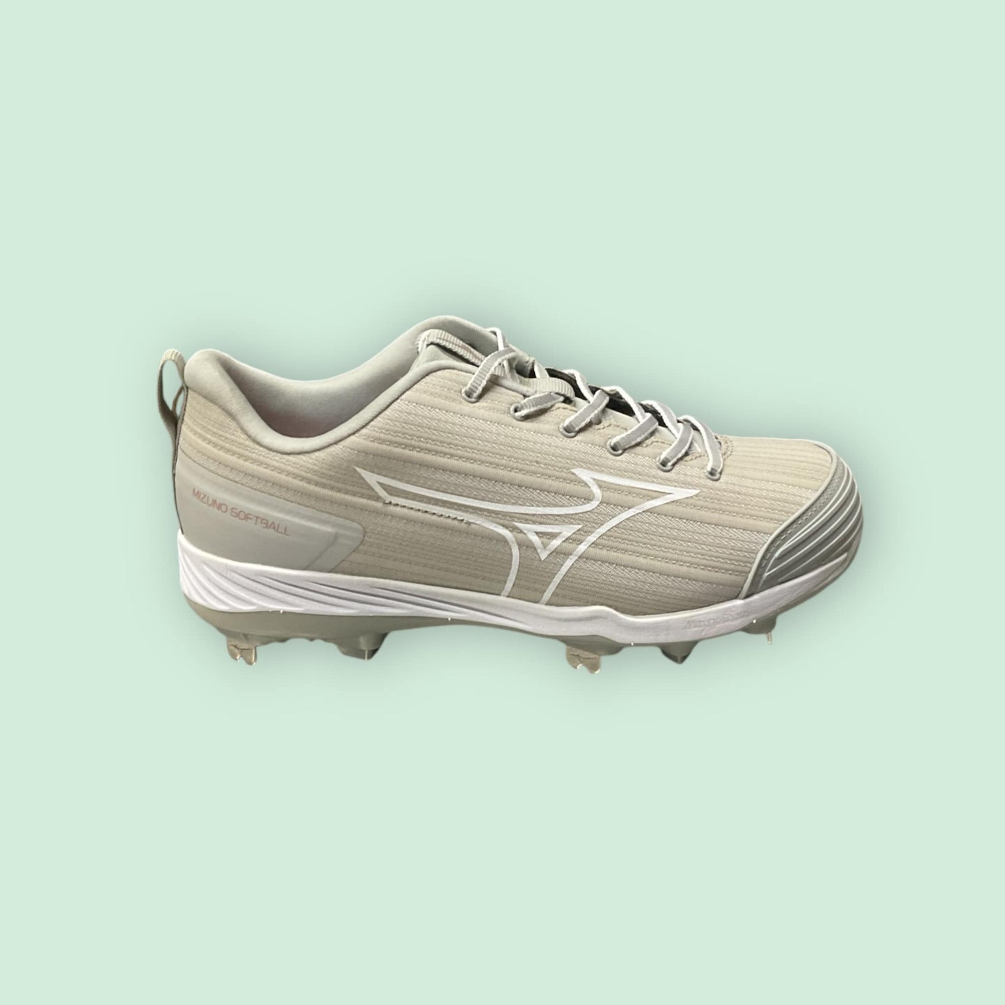 Zapatillas de béisbol MIZUNO Sweep 6 en gris, con suela de tacos para tracción óptima y diseño ligero para comodidad en el campo