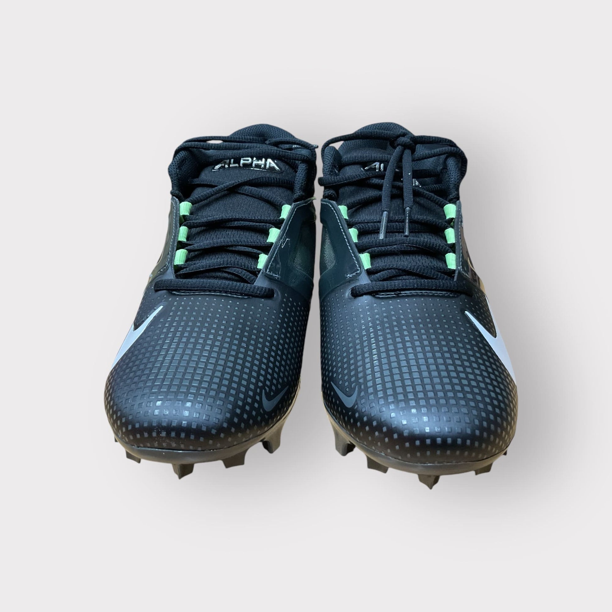 Calzado Nike Alpha Menace 4 Pro para fútbol y béisbol, con soporte y tracción mejorada para un rendimiento óptimo.