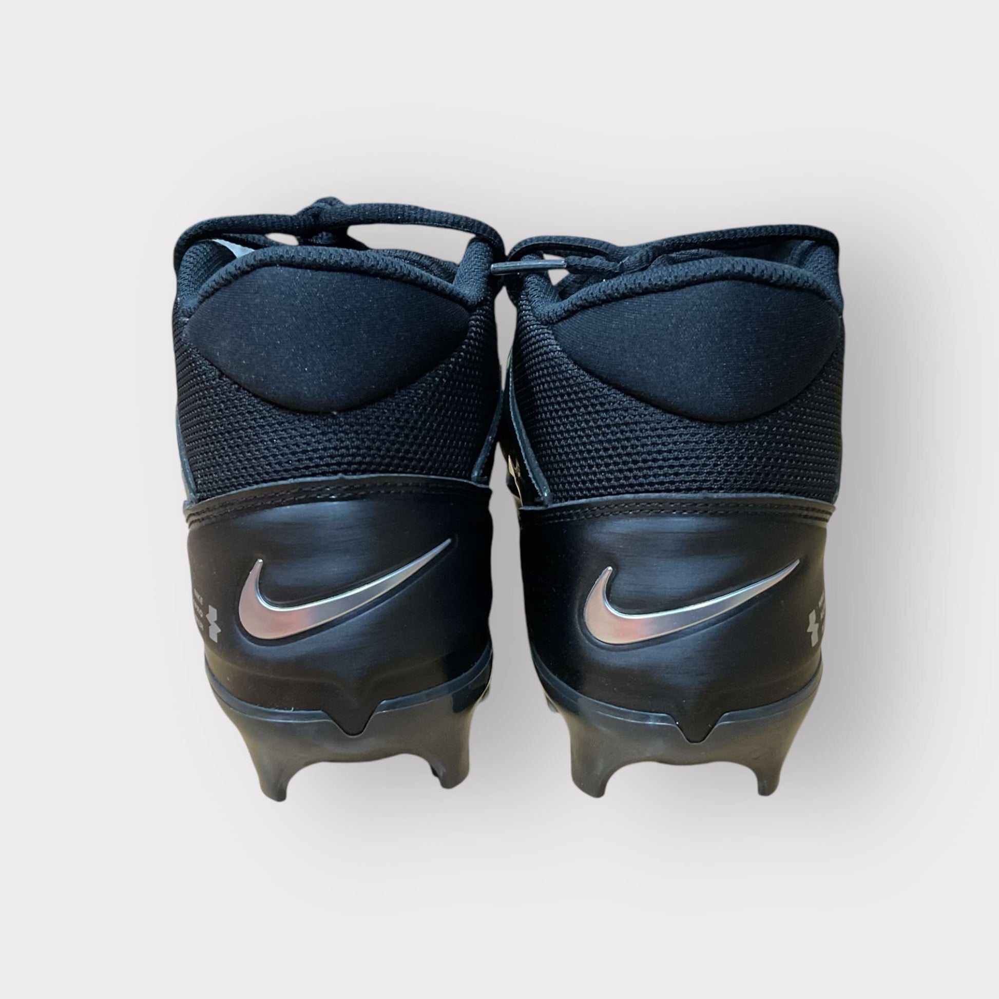 Calzado Nike Alpha Menace 4 Pro para fútbol y béisbol, con soporte y tracción mejorada para un rendimiento óptimo.