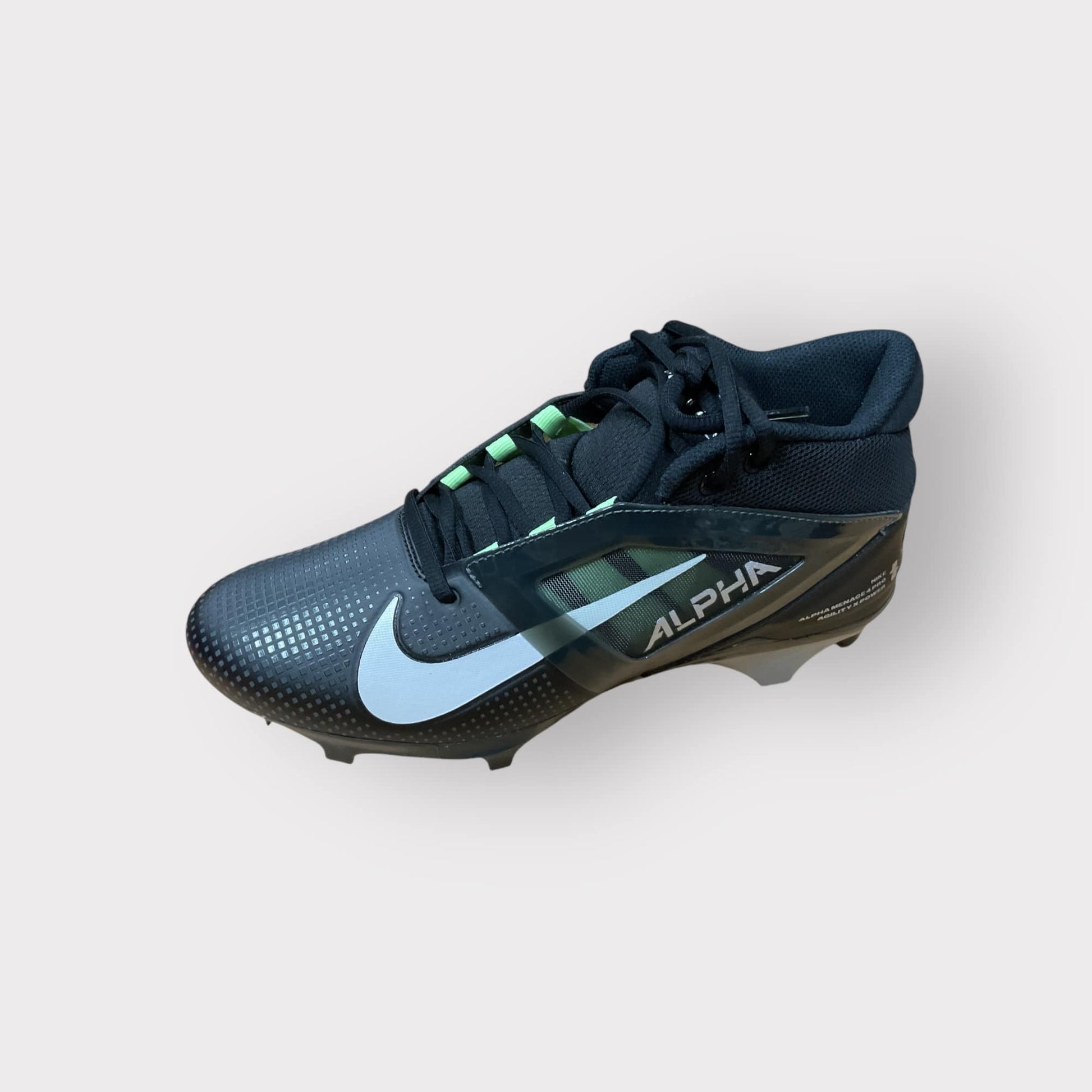 Calzado Nike Alpha Menace 4 Pro para fútbol y béisbol, con soporte y tracción mejorada para un rendimiento óptimo.