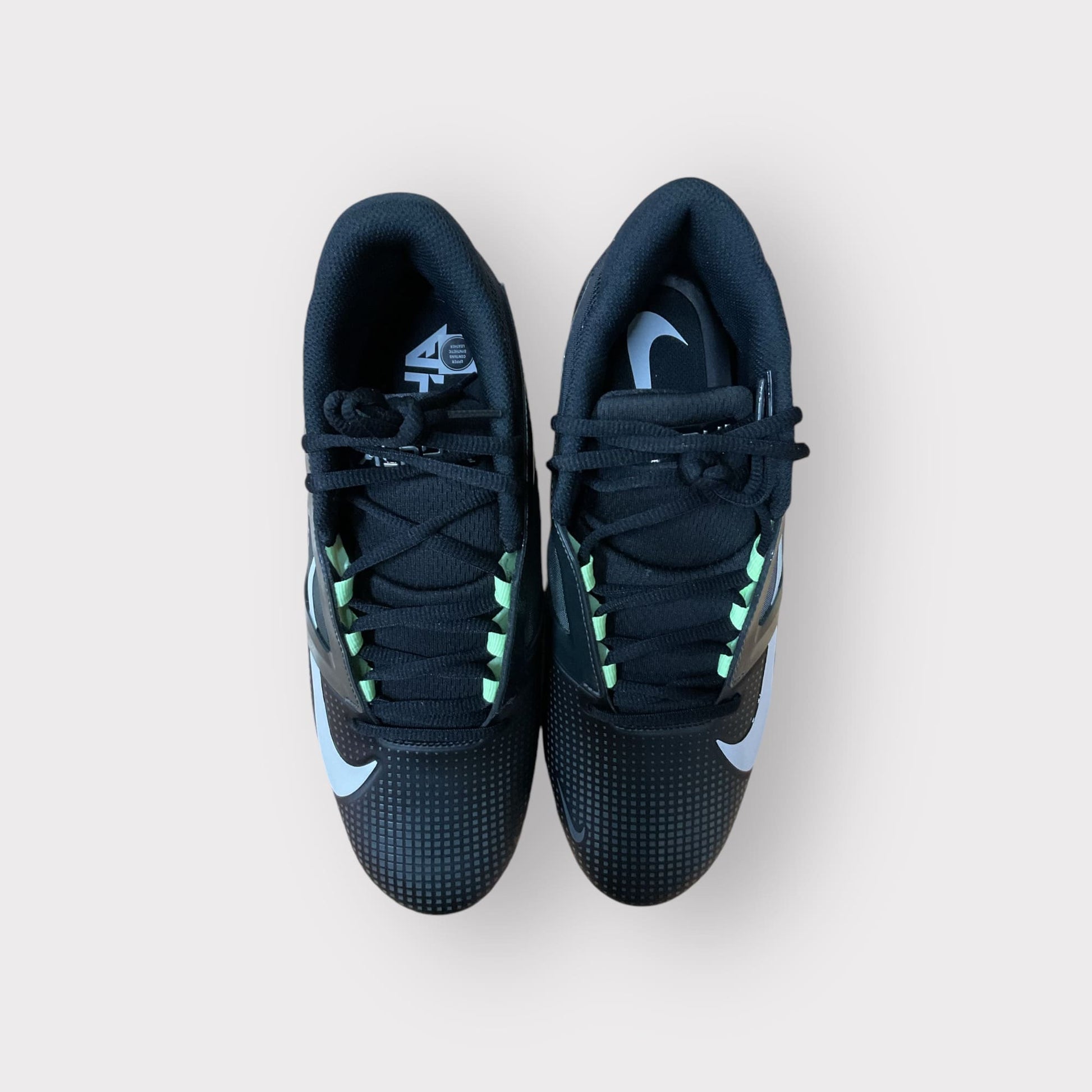 Calzado Nike Alpha Menace 4 Pro para fútbol y béisbol, con soporte y tracción mejorada para un rendimiento óptimo.