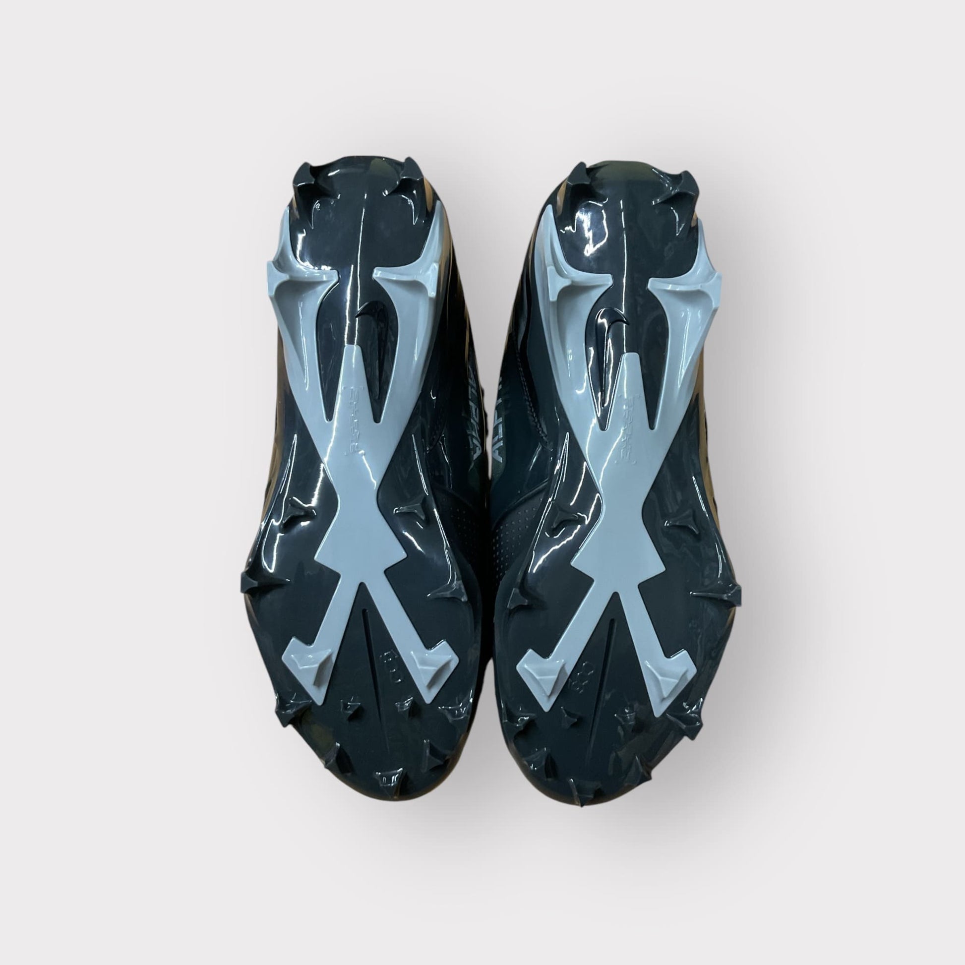 Calzado Nike Alpha Menace 4 Pro para fútbol y béisbol, con soporte y tracción mejorada para un rendimiento óptimo.