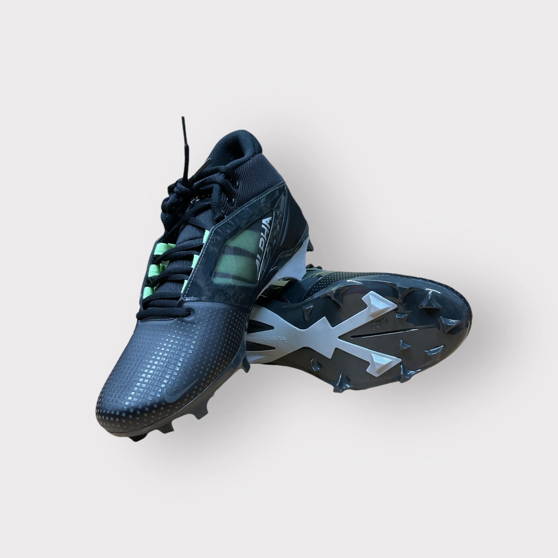 Calzado Nike Alpha Menace 4 Pro para fútbol y béisbol, con soporte y tracción mejorada para un rendimiento óptimo.