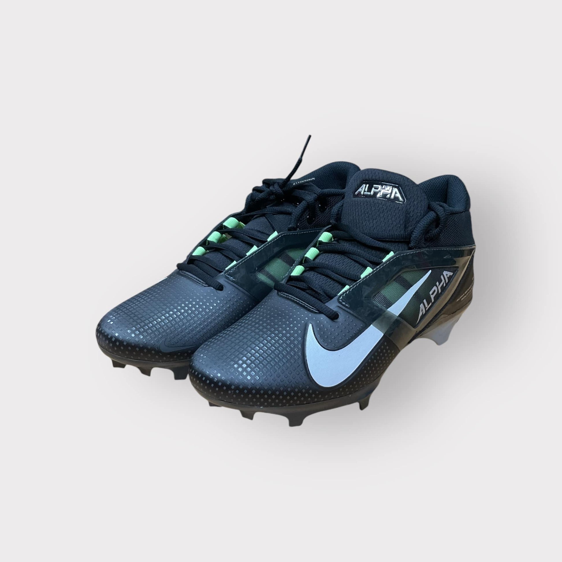 Calzado Nike Alpha Menace 4 Pro para fútbol y béisbol, con soporte y tracción mejorada para un rendimiento óptimo.