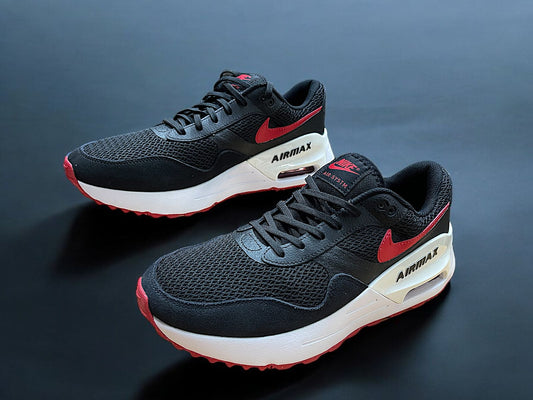 Nike Air Max SYSTM 'Black University Red' (DM9537-005) – Zapatillas deportivas negras con detalles en rojo universitario y unidad Air Max visible en el talón