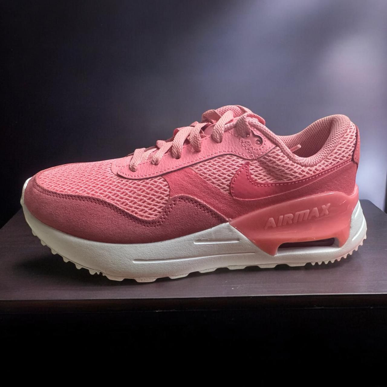 Nike Air Max SYSTM 'Coral Chalk' (DM9538-601) – Zapatillas deportivas para mujer en tonos rosa coral, con unidad Air Max visible en el talón y diseño inspirado en los modelos clásicos de los años 80
