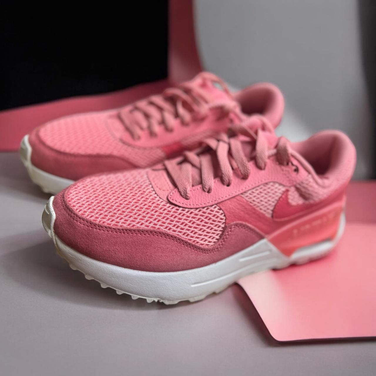 Nike Air Max SYSTM 'Coral Chalk' (DM9538-601) – Zapatillas deportivas para mujer en tonos rosa coral, con unidad Air Max visible en el talón y diseño inspirado en los modelos clásicos de los años 80