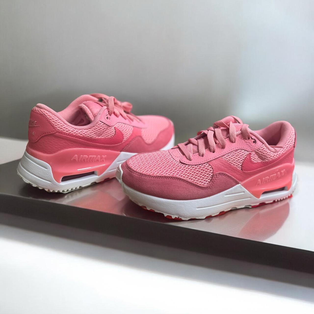 Nike Air Max SYSTM 'Coral Chalk' (DM9538-601) – Zapatillas deportivas para mujer en tonos rosa coral, con unidad Air Max visible en el talón y diseño inspirado en los modelos clásicos de los años 80