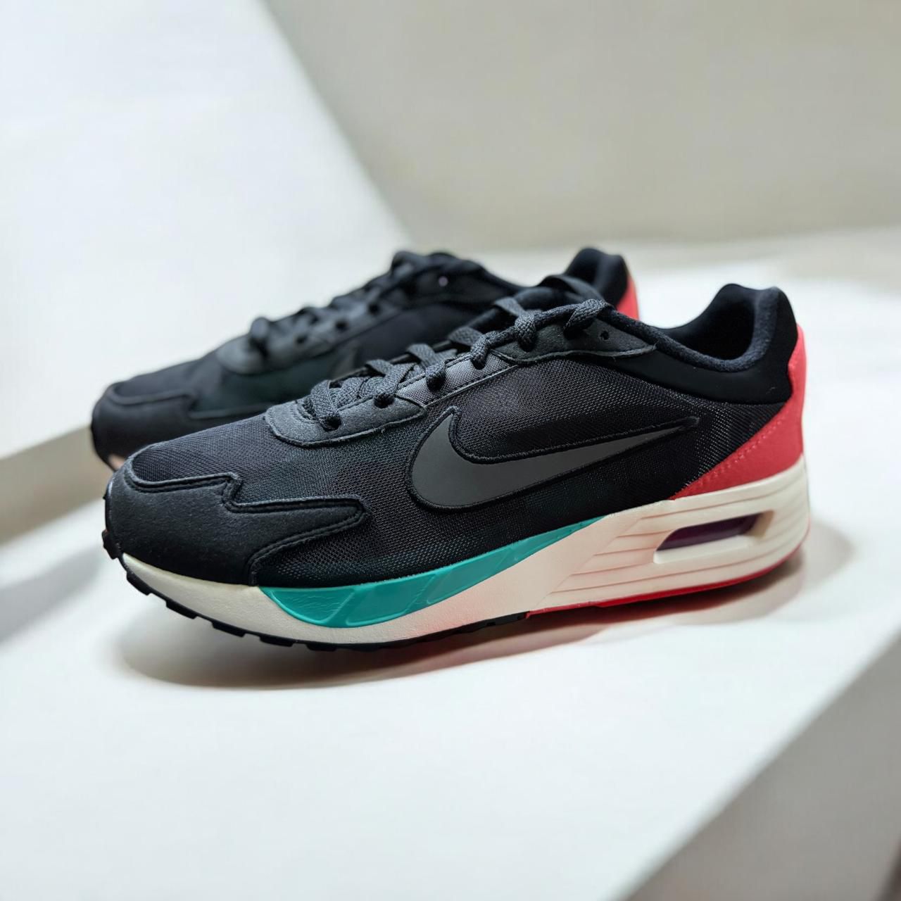 Nike Air Max Solo 'Black/Metallic Dark Grey' (DX3666-001) – Zapatillas deportivas negras con detalles en gris metálico y naranja, unidad Air Max visible en el talón