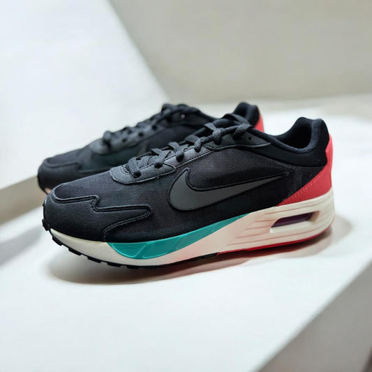 Nike Air Max Solo 'Black/Metallic Dark Grey' (DX3666-001) – Zapatillas deportivas negras con detalles en gris metálico y naranja, unidad Air Max visible en el talón