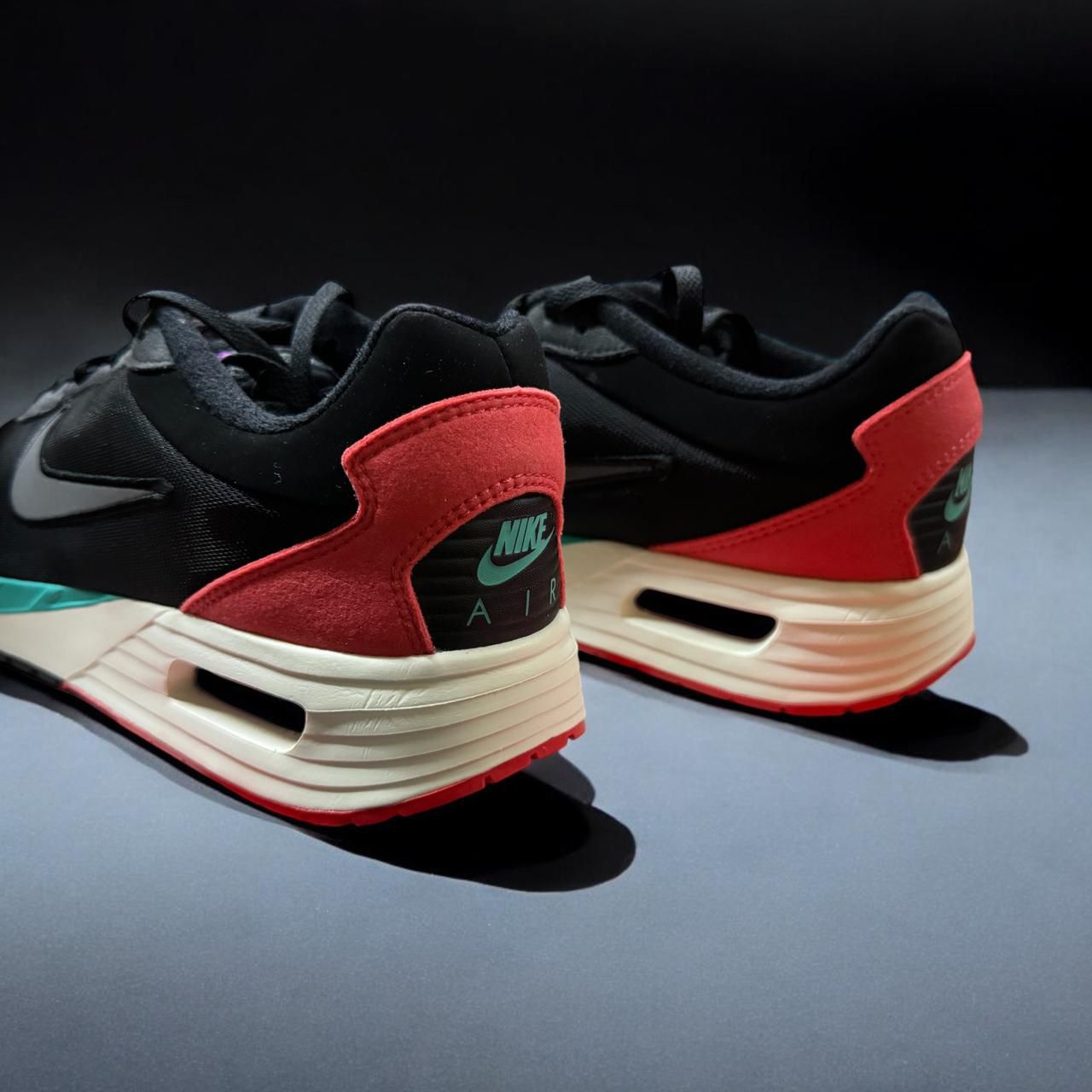 Nike Air Max Solo 'Black/Metallic Dark Grey' (DX3666-001) – Zapatillas deportivas negras con detalles en gris metálico y naranja, unidad Air Max visible en el talón