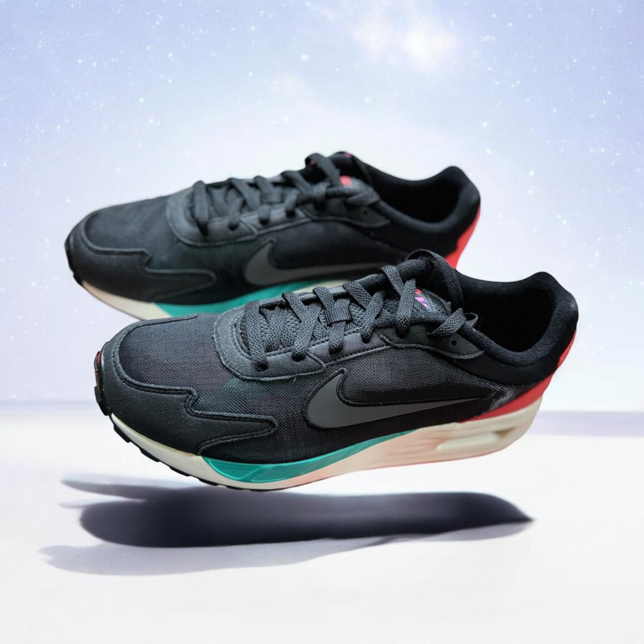 Nike Air Max Solo 'Black/Metallic Dark Grey' (DX3666-001) – Zapatillas deportivas negras con detalles en gris metálico y naranja, unidad Air Max visible en el talón