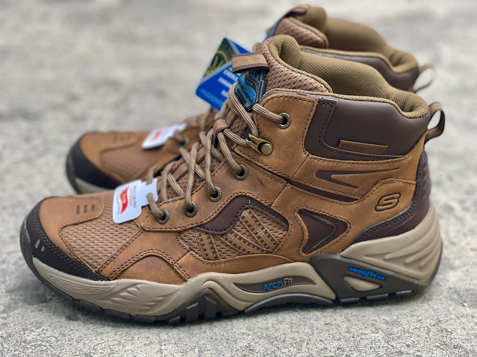 Botas Skechers Percival coyote, con suela antideslizante y diseño cómodo y versátil para actividades al aire libre y uso diario