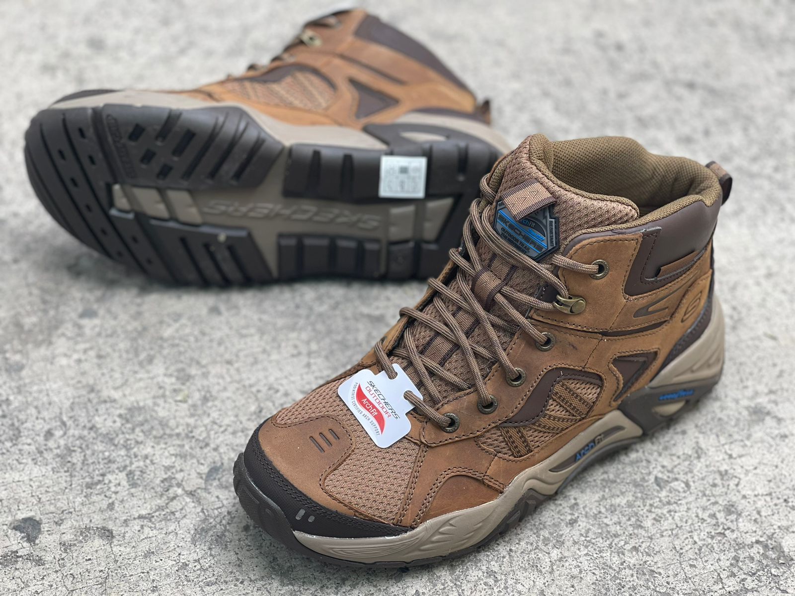 Botas Skechers Percival coyote, con suela antideslizante y diseño cómodo y versátil para actividades al aire libre y uso diario