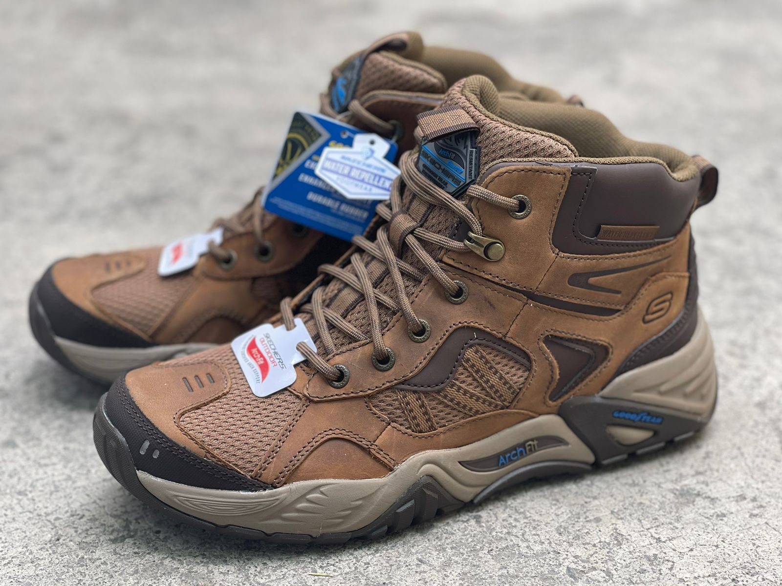 Botas Skechers Percival coyote, con suela antideslizante y diseño cómodo y versátil para actividades al aire libre y uso diario