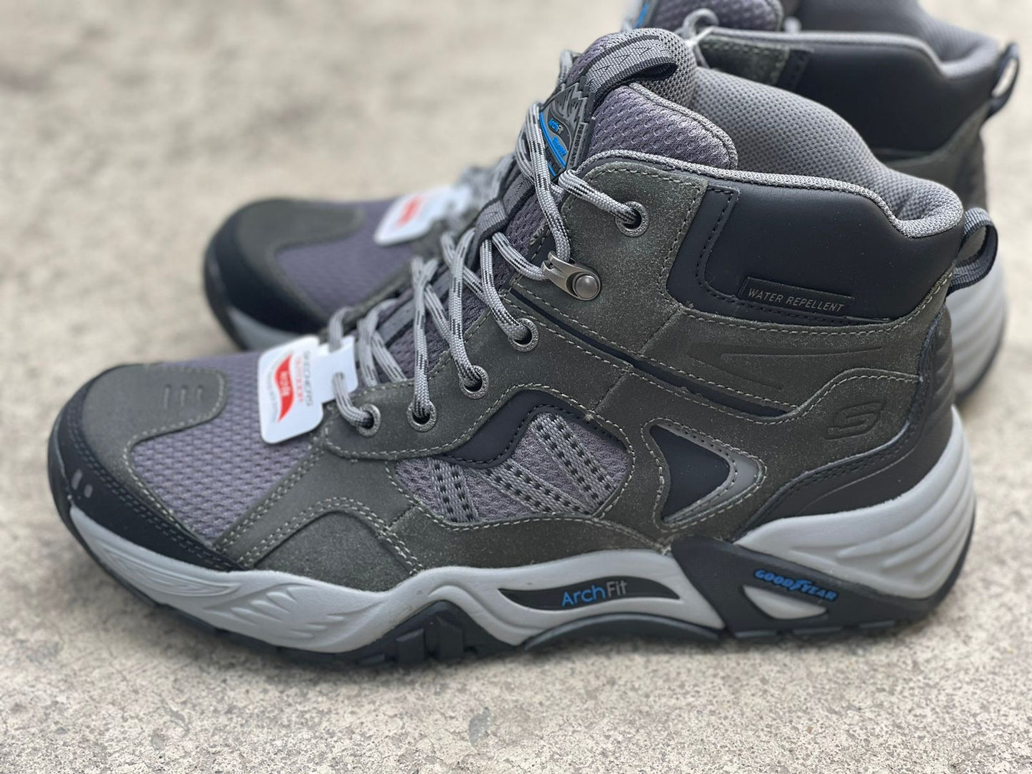 Botas Skechers Percival negras y grises, con suela antideslizante y diseño cómodo y versátil para actividades al aire libre y uso diario