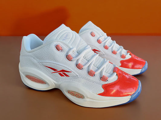 Zapatilla Question Low Patent 'Vivid Orange' con puntera de charol naranja brillante, parte superior blanca y amortiguación Hexalite. Allen Iverson.