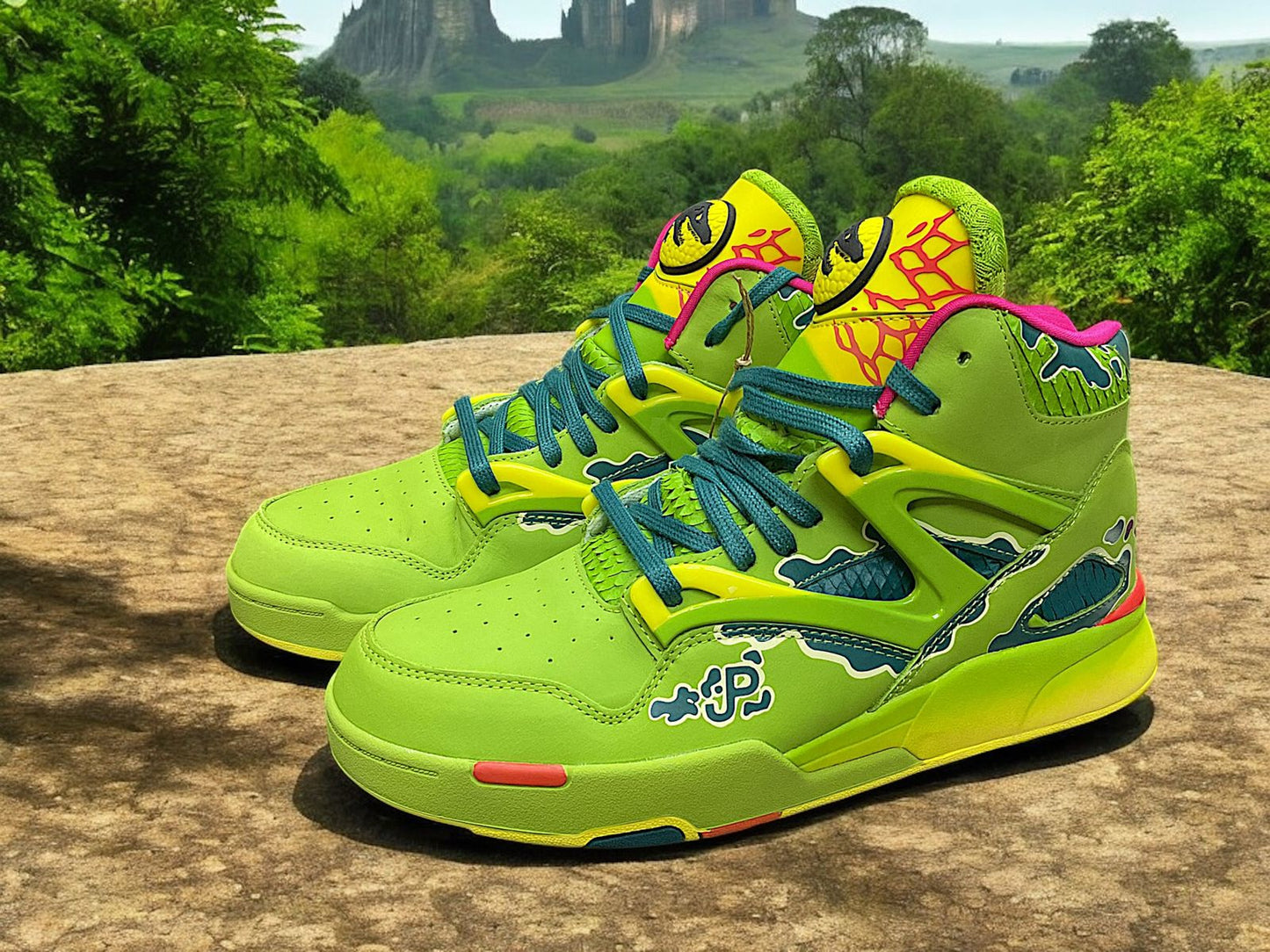 Reebok Pump Omni Zone II 'Jurassic Park' (GY0549) – Zapatillas de edición especial inspiradas en el Dilophosaurus, con diseño en tonos verdes y detalles escamosos que evocan al icónico dinosaurio.