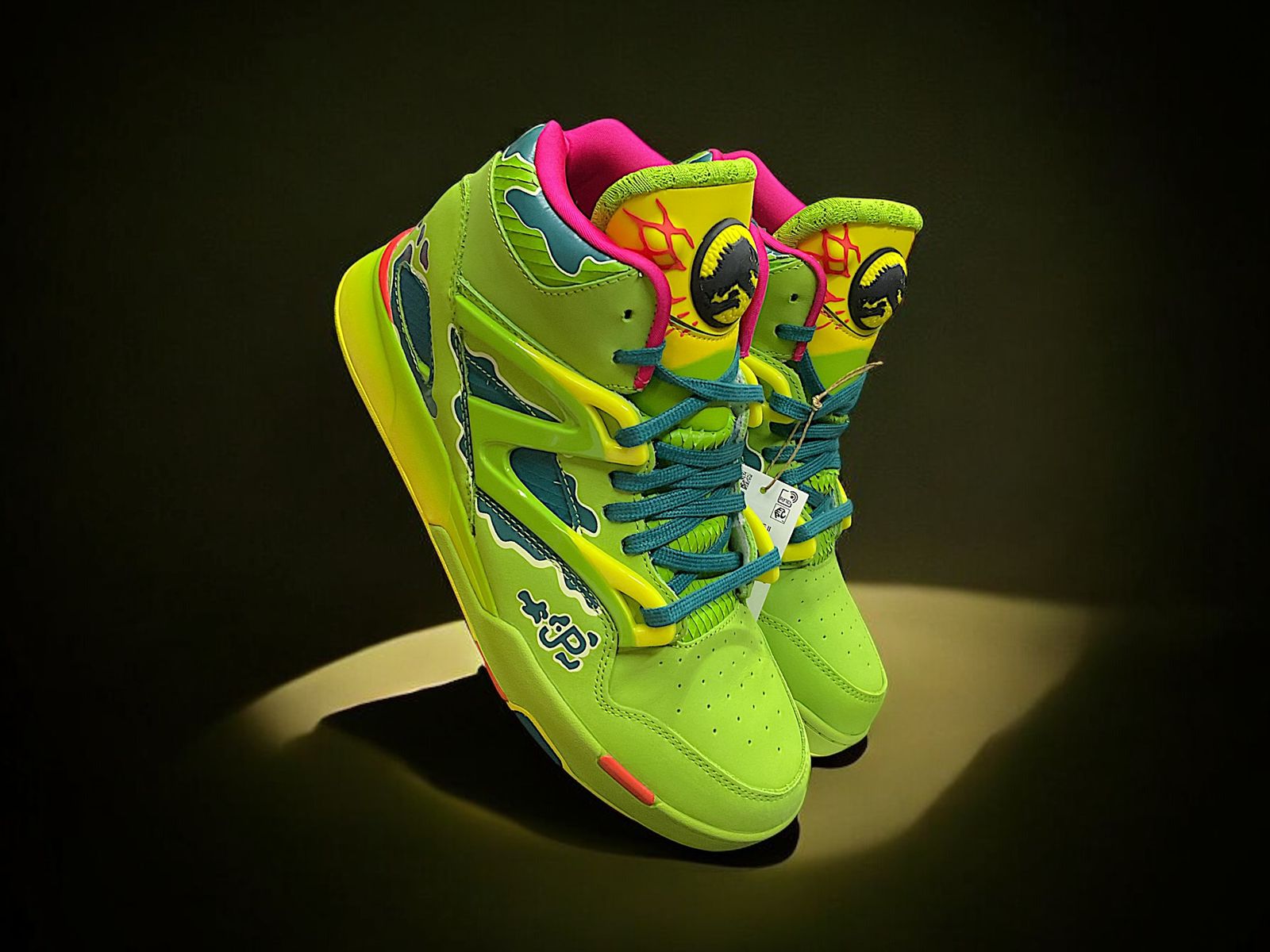 Reebok Pump Omni Zone II 'Jurassic Park' (GY0549) – Zapatillas de edición especial inspiradas en el Dilophosaurus, con diseño en tonos verdes y detalles escamosos que evocan al icónico dinosaurio.