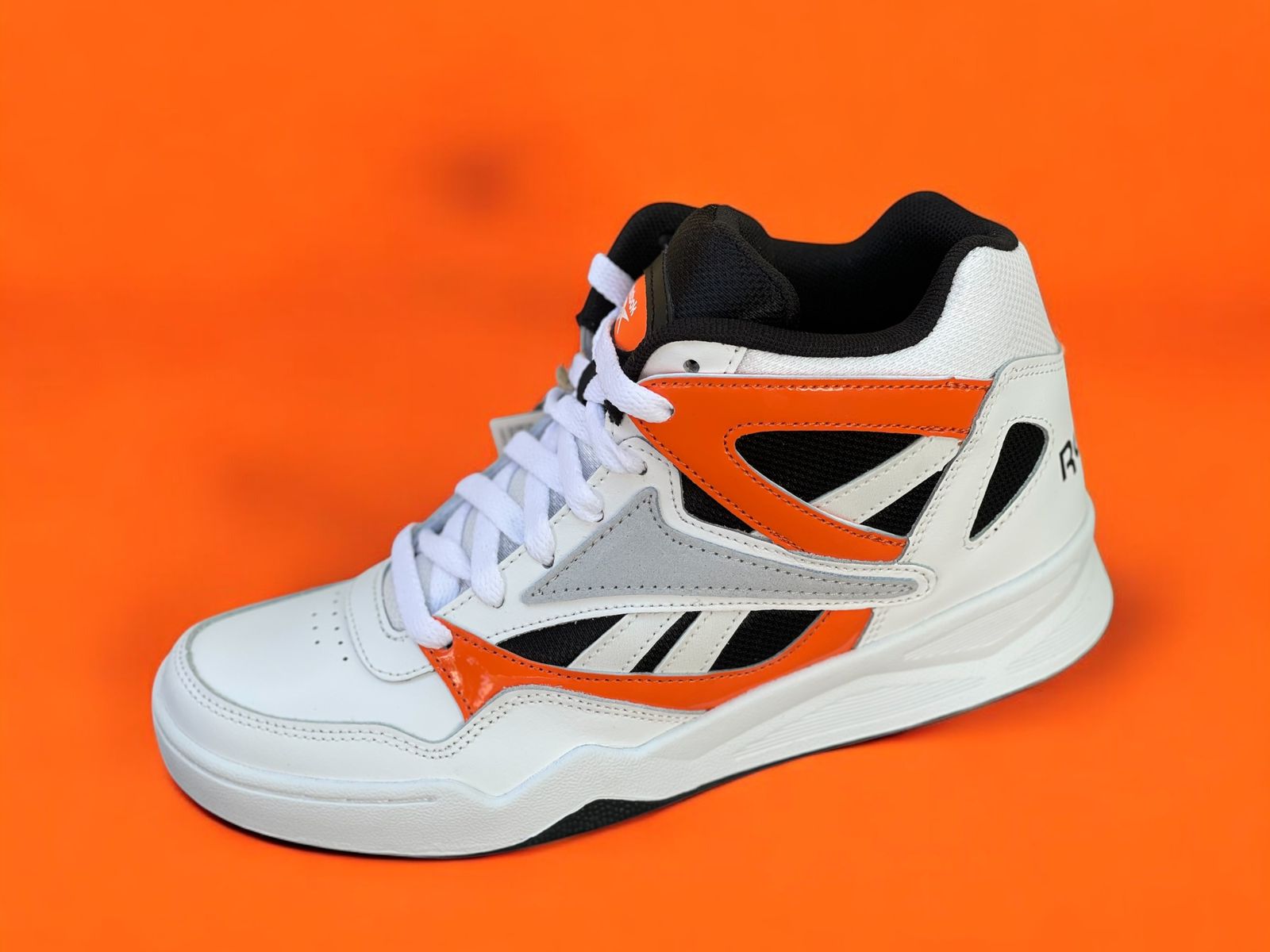 Reebok Royal BB4500 Hi 2 'White Smash Orange' (HR0527) – Zapatillas de baloncesto de caña alta en blanco con detalles en naranja y negro, diseño retro inspirado en los años 80