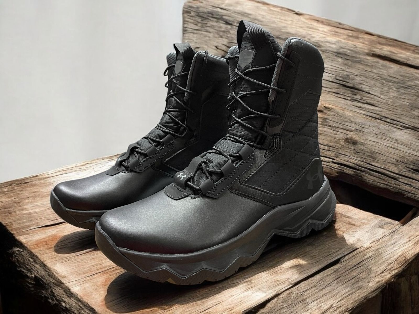 Botas tácticas Under Armour Stellar G2 negras, resistentes y cómodas para uso policial, militar y senderismo.