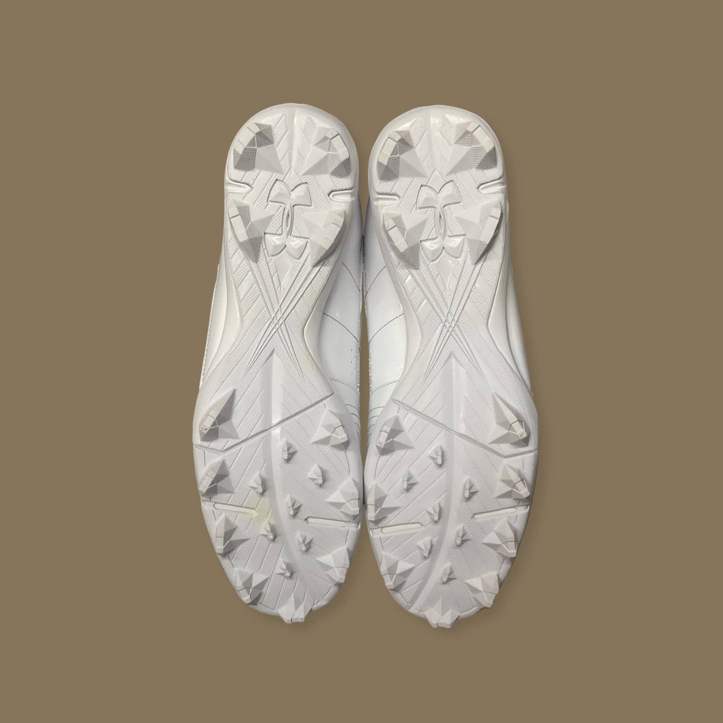 UA Harper 7 Mid RM blanco, zapato de béisbol de corte medio con parte superior de malla, plantilla acolchada y suela de goma para excelente agarre y soporte, ideal para jóvenes atletas.