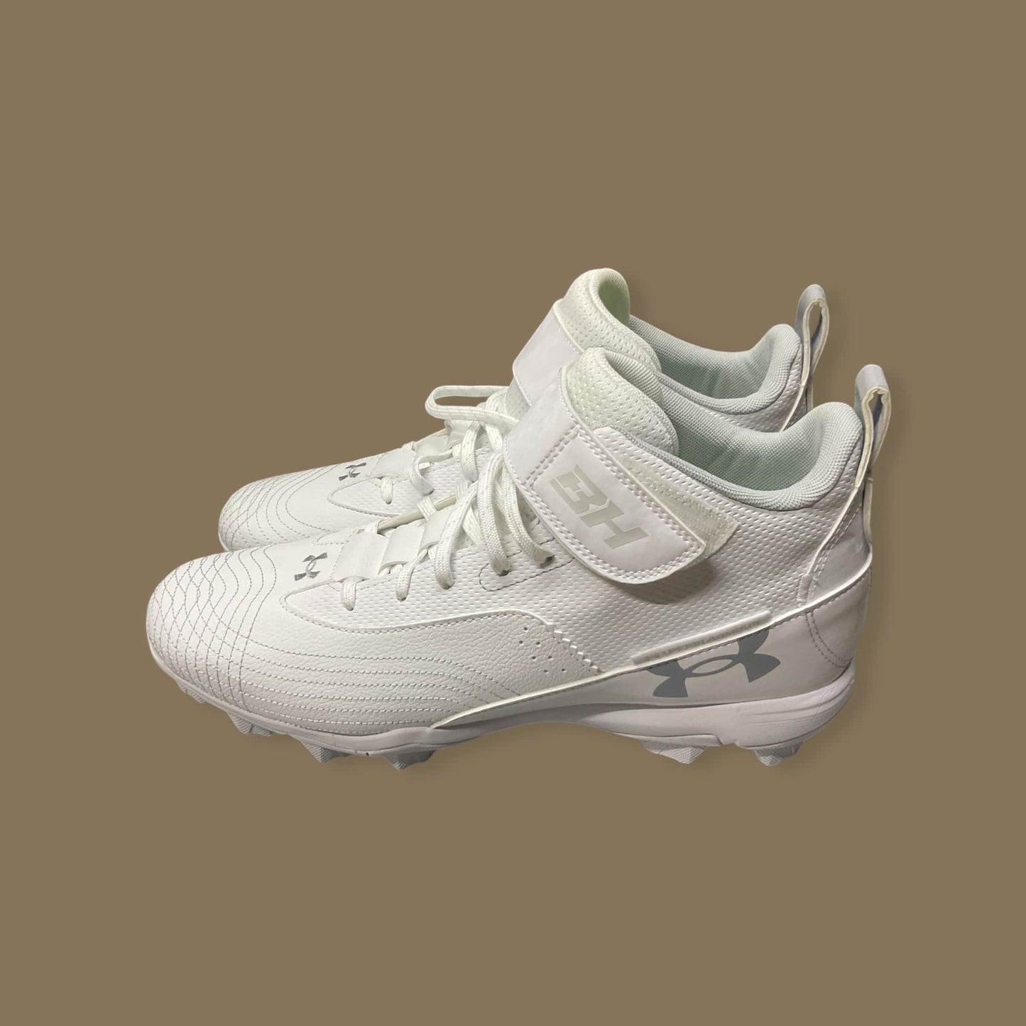 UA Harper 7 Mid RM blanco, zapato de béisbol de corte medio con parte superior de malla, plantilla acolchada y suela de goma para excelente agarre y soporte, ideal para jóvenes atletas.