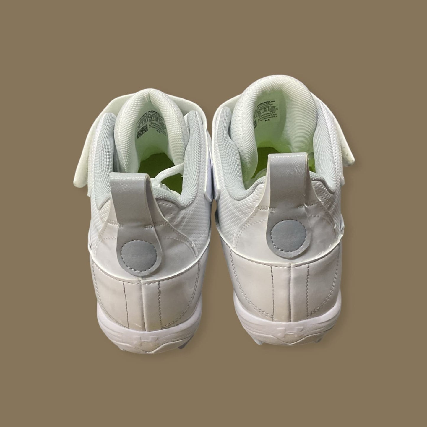 UA Harper 7 Mid RM blanco, zapato de béisbol de corte medio con parte superior de malla, plantilla acolchada y suela de goma para excelente agarre y soporte, ideal para jóvenes atletas.