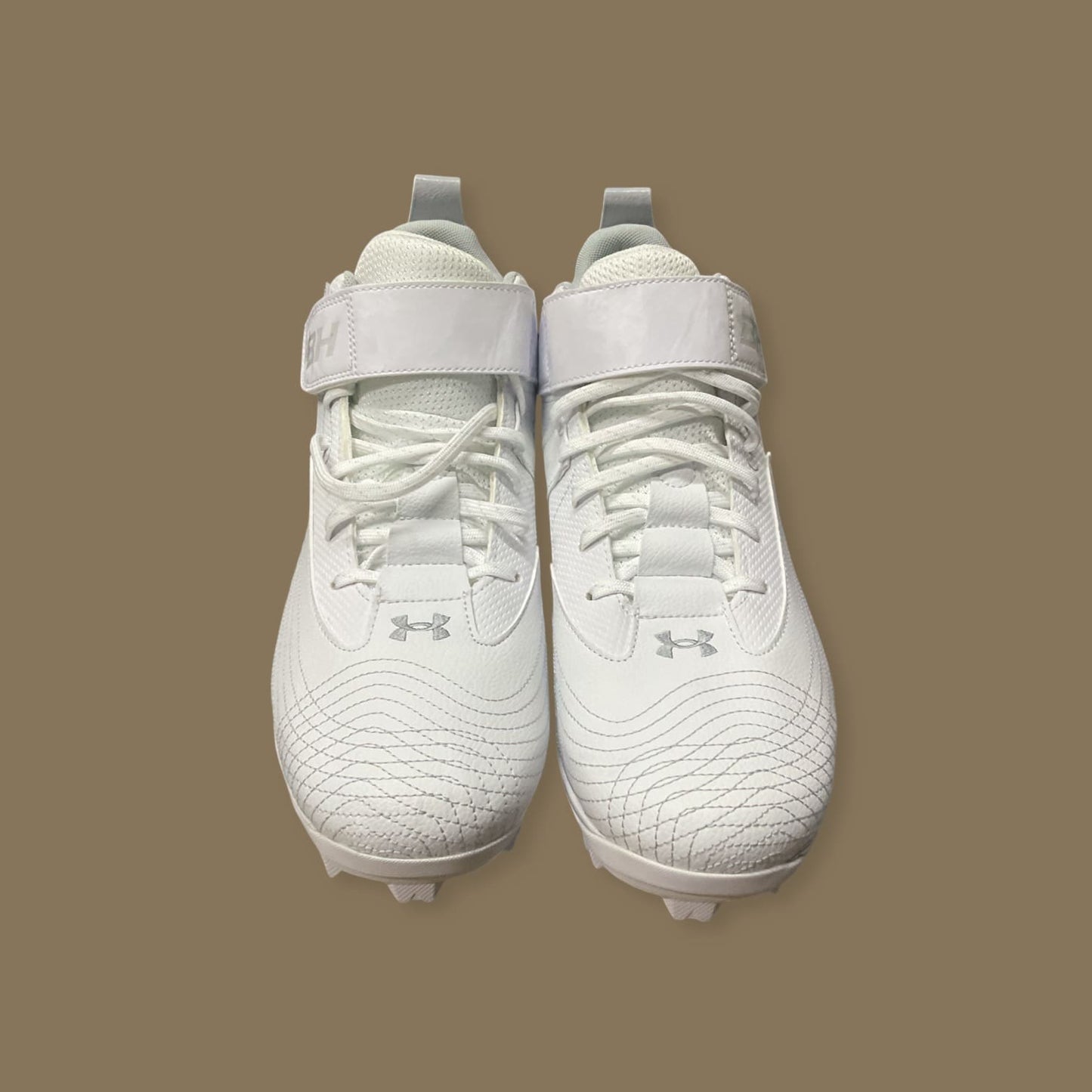 UA Harper 7 Mid RM blanco, zapato de béisbol de corte medio con parte superior de malla, plantilla acolchada y suela de goma para excelente agarre y soporte, ideal para jóvenes atletas.