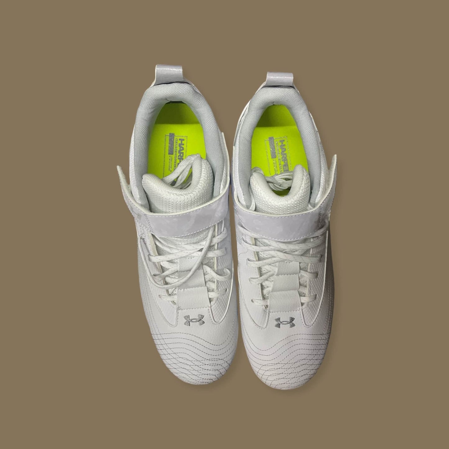 UA Harper 7 Mid RM blanco, zapato de béisbol de corte medio con parte superior de malla, plantilla acolchada y suela de goma para excelente agarre y soporte, ideal para jóvenes atletas.
