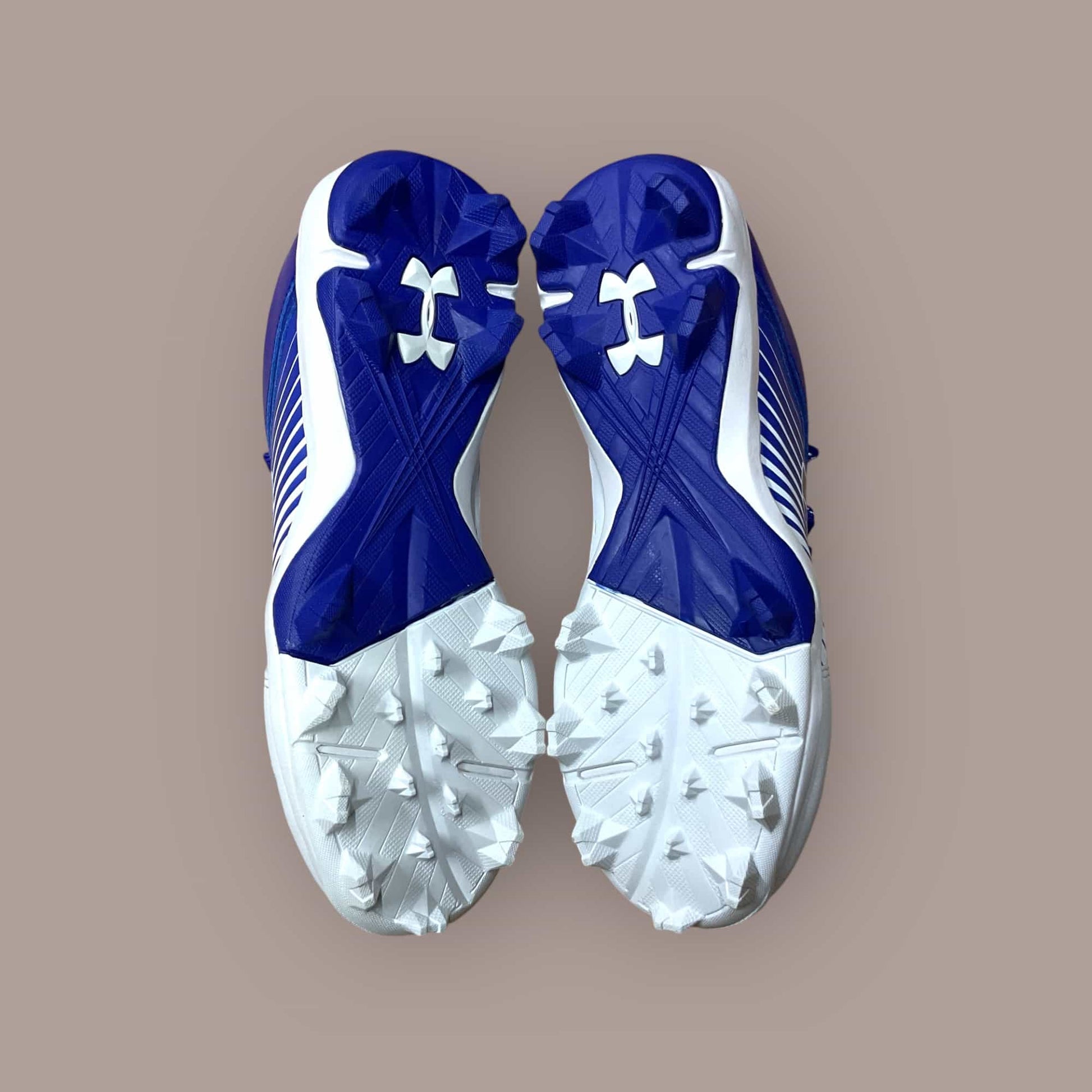 Botines de béisbol y fútbol UA Leadoff Low RM Jr azul y blanco para jóvenes jugadores