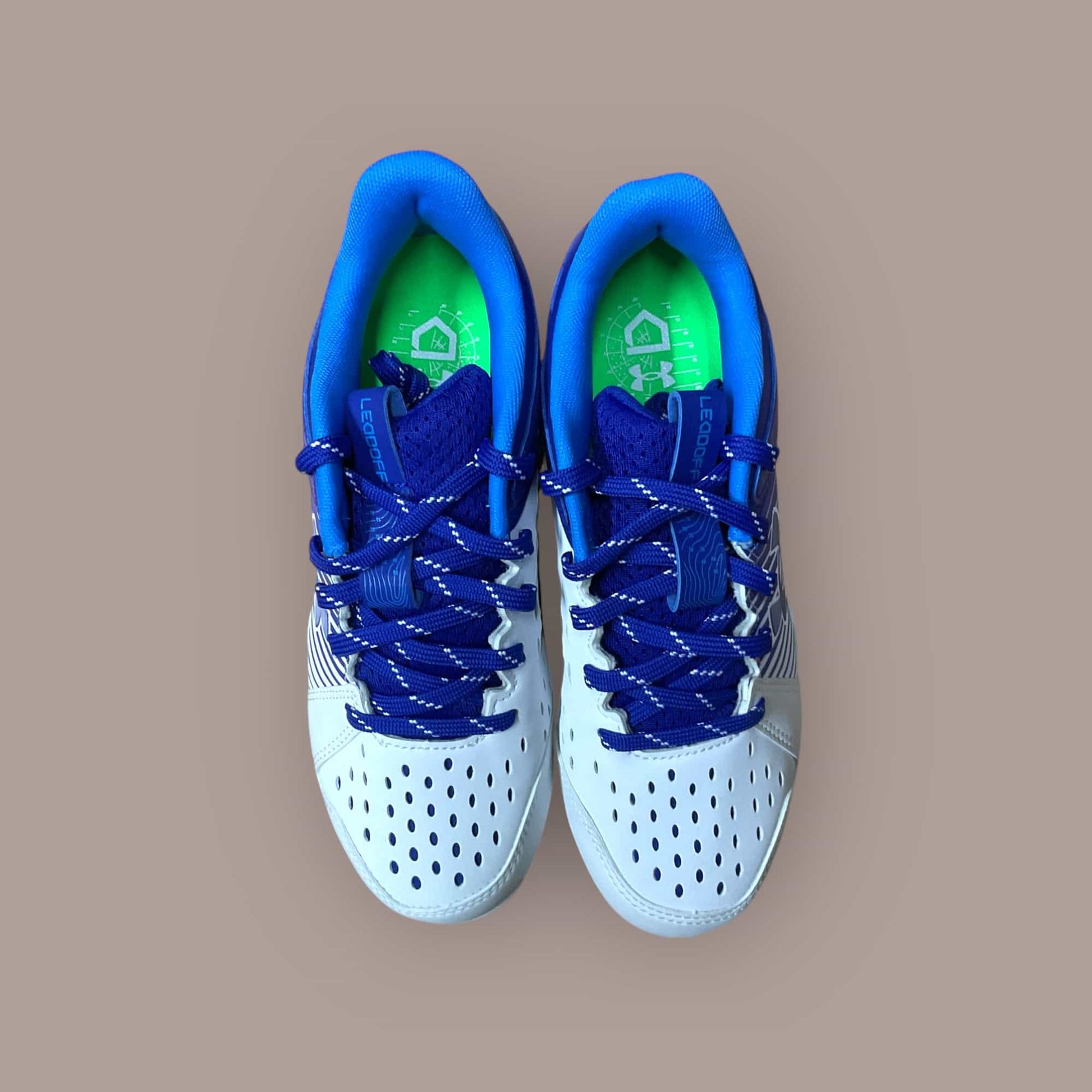 Botines de béisbol y fútbol UA Leadoff Low RM Jr azul y blanco para jóvenes jugadores