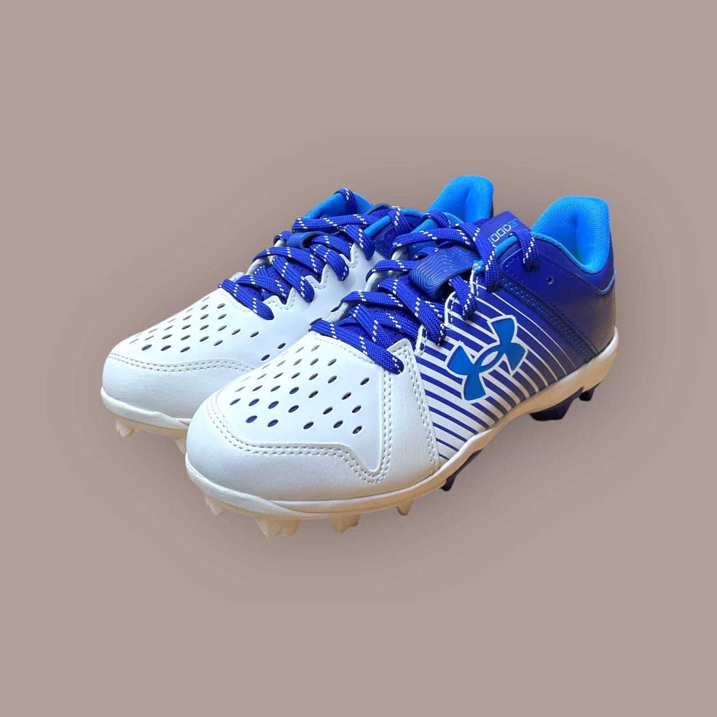 Botines de béisbol y fútbol UA Leadoff Low RM Jr azul y blanco para jóvenes jugadores