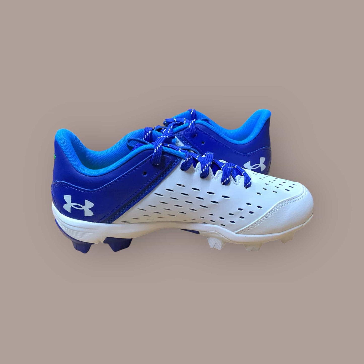 Botines de béisbol y fútbol UA Leadoff Low RM Jr azul y blanco para jóvenes jugadores