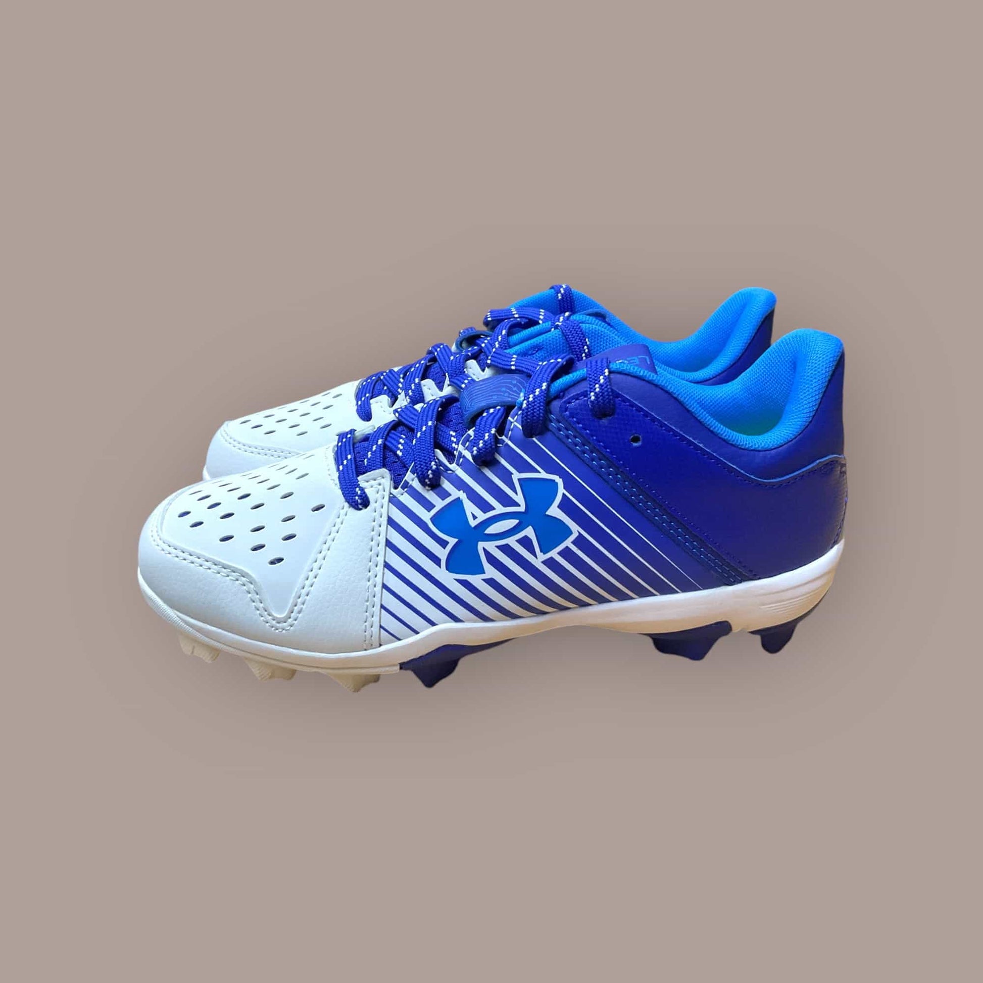Botines de béisbol y fútbol UA Leadoff Low RM Jr azul y blanco para jóvenes jugadores