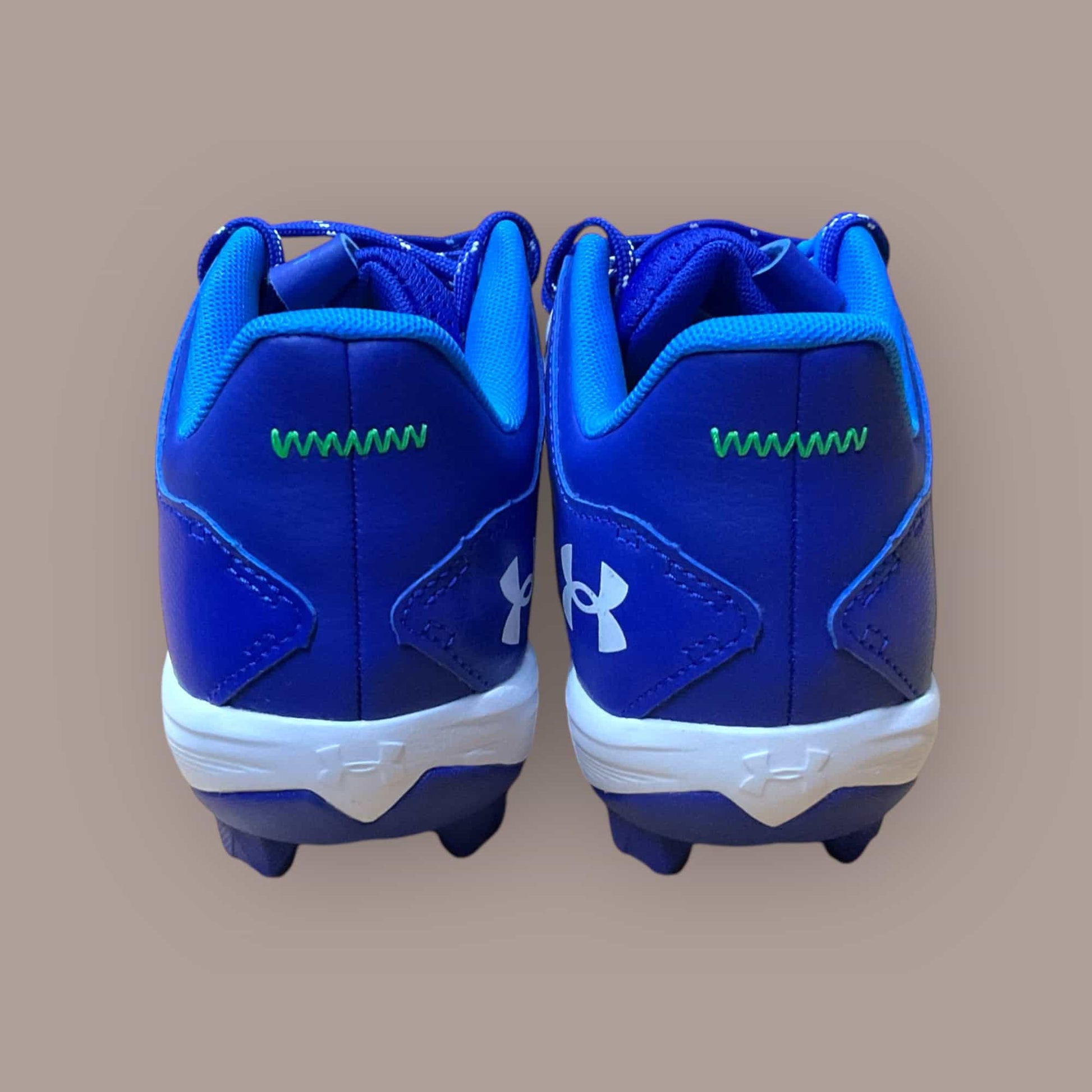 Botines de béisbol y fútbol UA Leadoff Low RM Jr azul y blanco para jóvenes jugadores