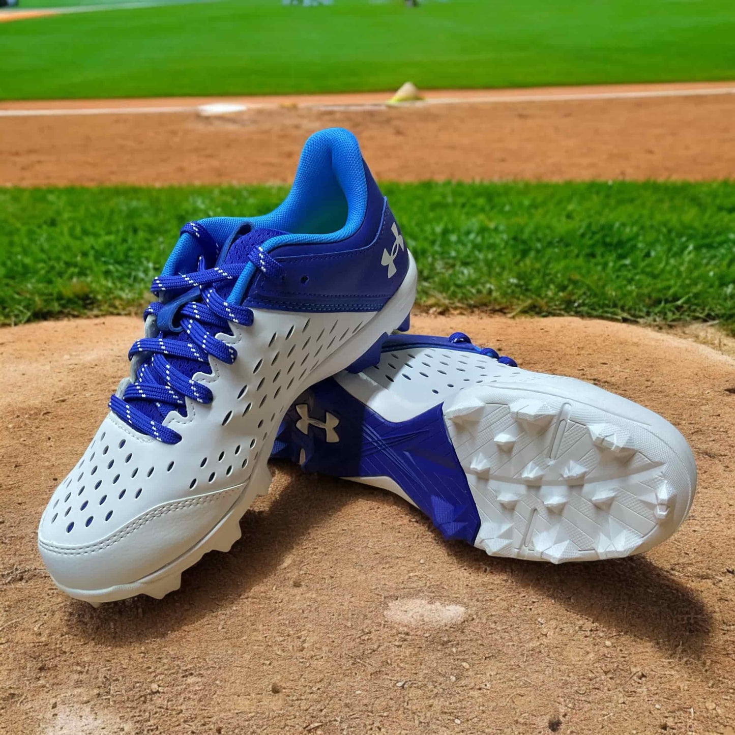 Botines de béisbol y fútbol UA Leadoff Low RM Jr azul y blanco para jóvenes jugadores