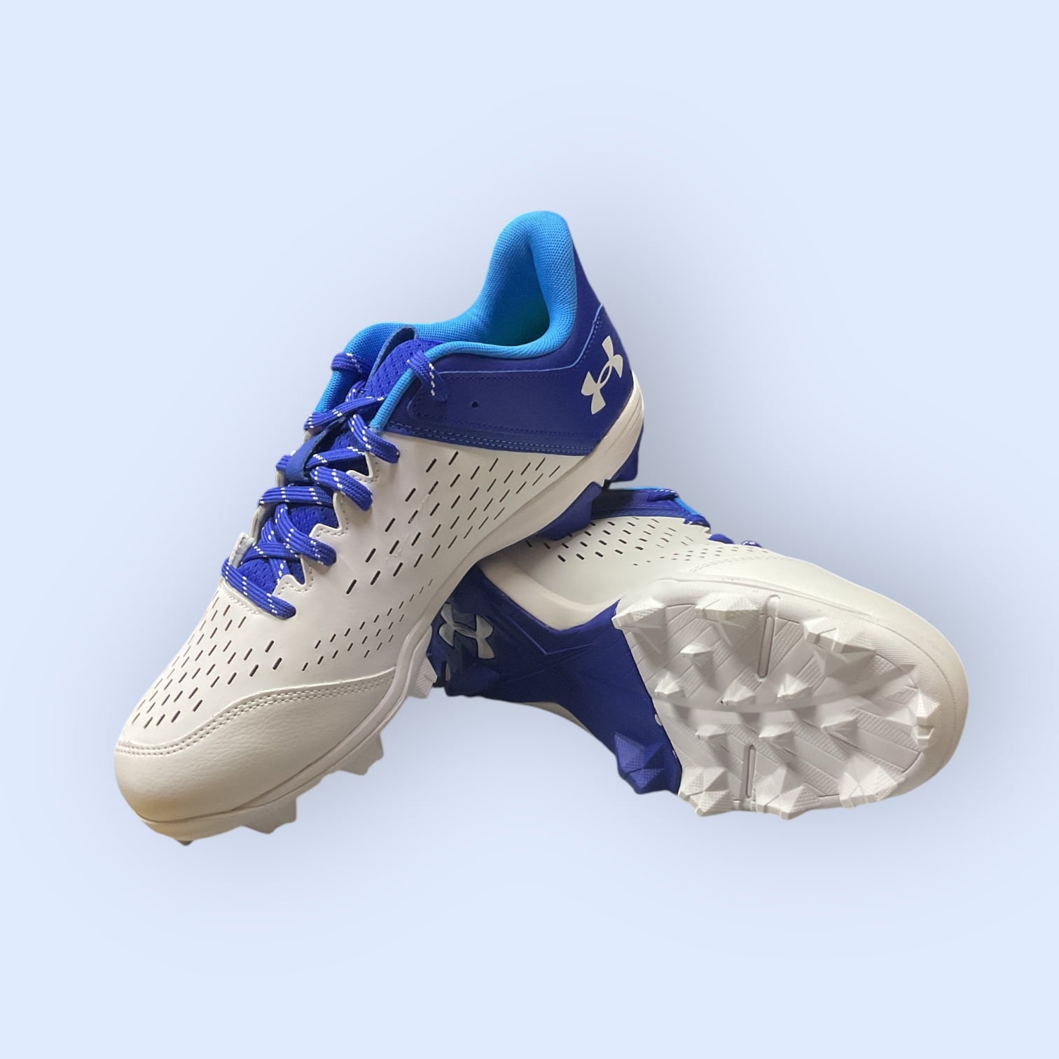 UA Leadoff Low RM azul/blanco, zapato de béisbol de corte bajo con parte superior ligera, plantilla acolchada y suela de goma para tracción, diseñado para jóvenes atletas