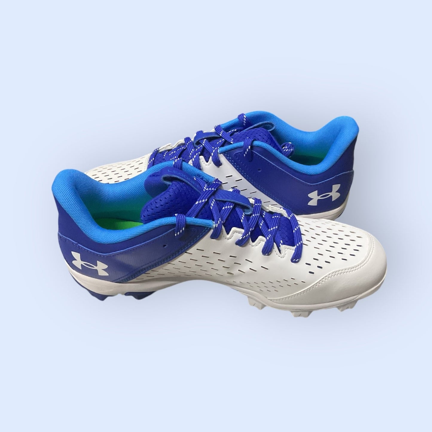 UA Leadoff Low RM azul/blanco, zapato de béisbol de corte bajo con parte superior ligera, plantilla acolchada y suela de goma para tracción, diseñado para jóvenes atletas