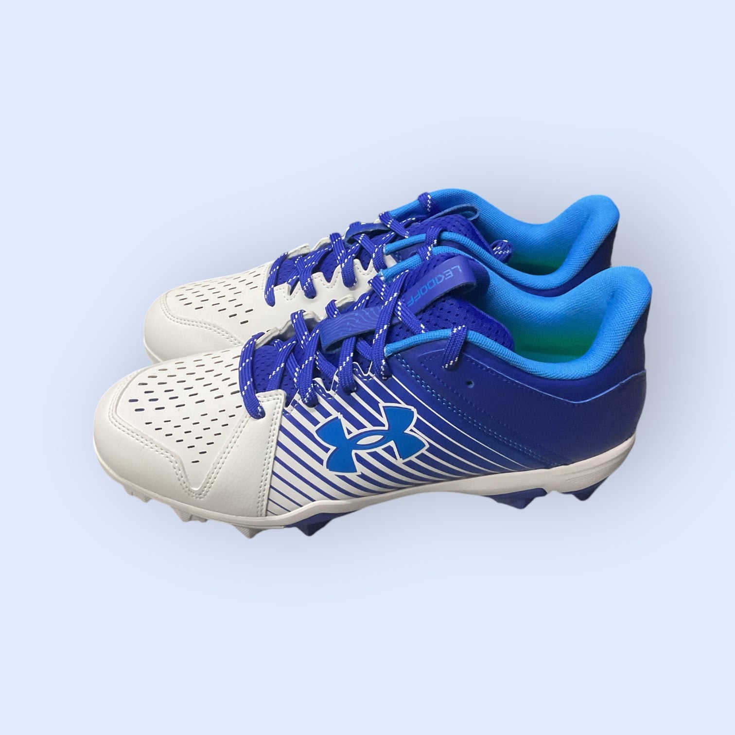 UA Leadoff Low RM azul/blanco, zapato de béisbol de corte bajo con parte superior ligera, plantilla acolchada y suela de goma para tracción, diseñado para jóvenes atletas