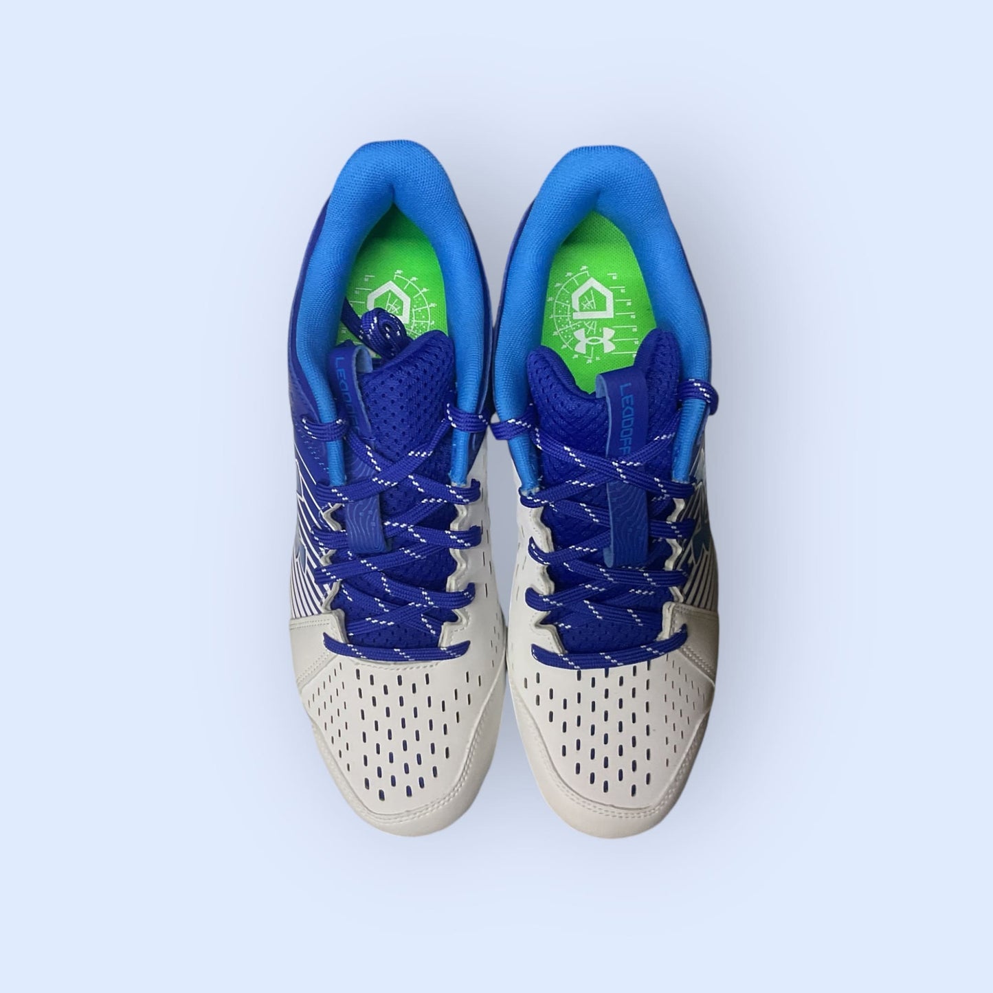 UA Leadoff Low RM azul/blanco, zapato de béisbol de corte bajo con parte superior ligera, plantilla acolchada y suela de goma para tracción, diseñado para jóvenes atletas