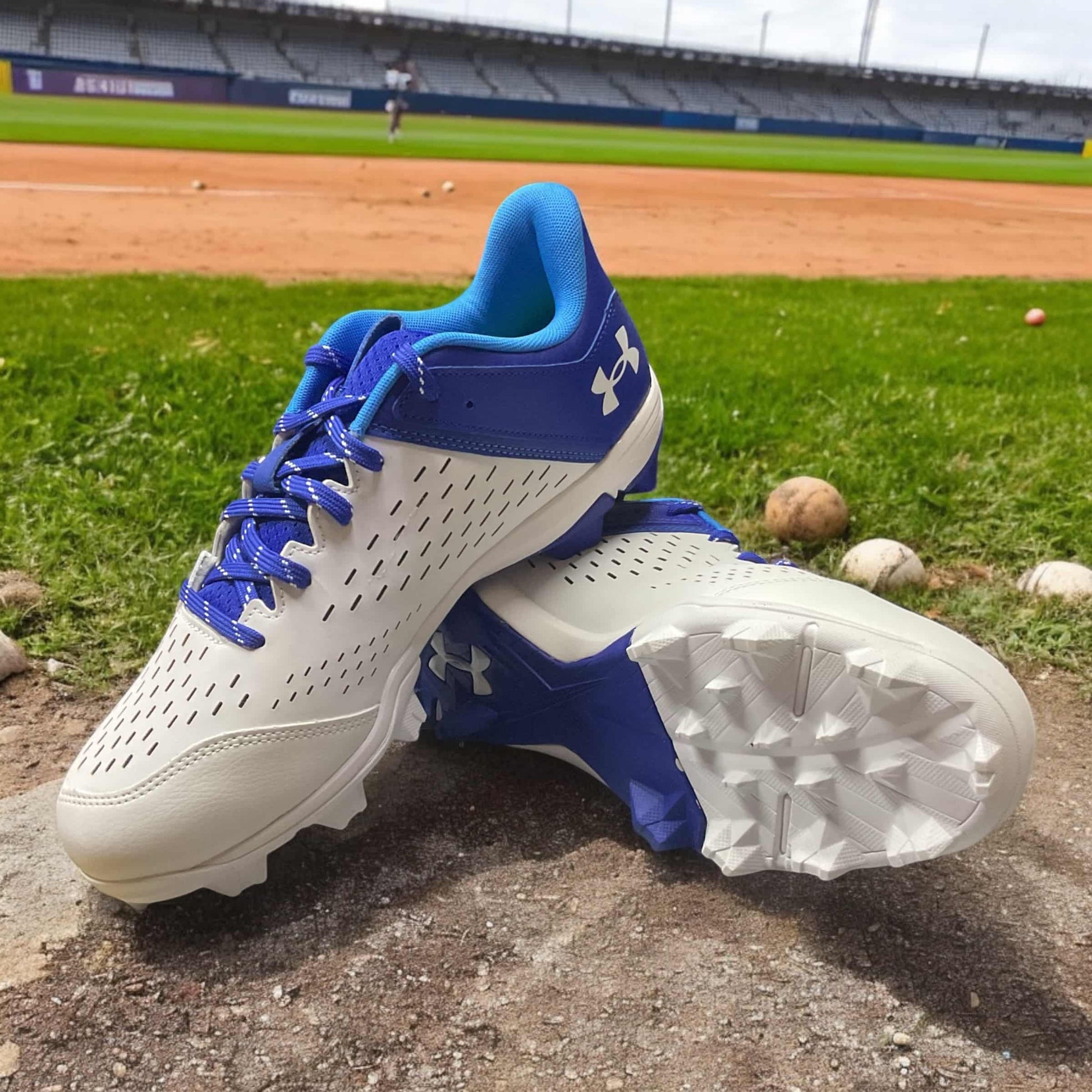 UA Leadoff Low RM azul/blanco, zapato de béisbol de corte bajo con parte superior ligera, plantilla acolchada y suela de goma para tracción, diseñado para jóvenes atletas