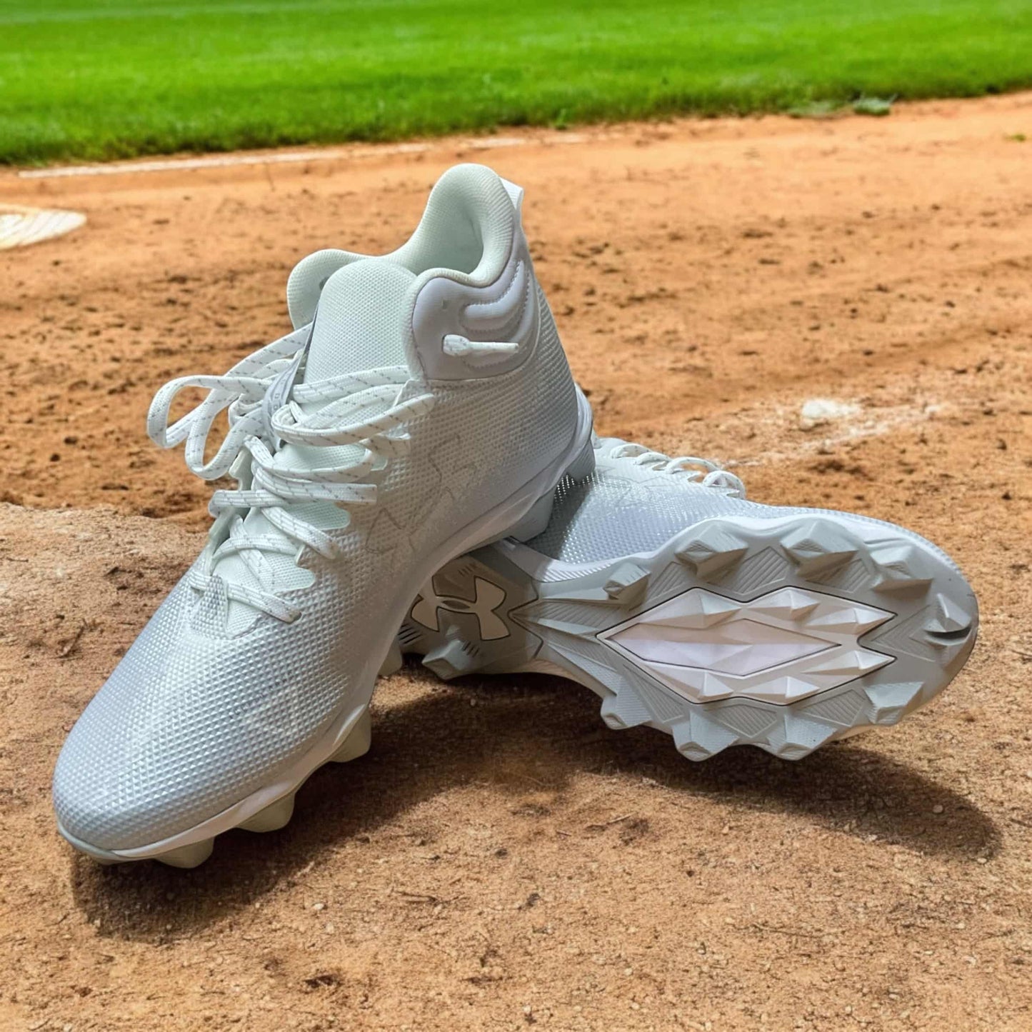 UA Spotlight Fran RM 2.0 blancos, zapato de béisbol con parte superior sintética, suela de goma RM para tracción en el campo y plantilla acolchada para comodidad