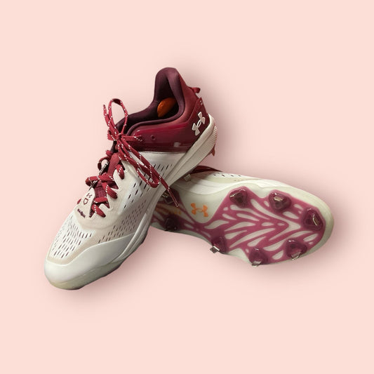 Zapatillas de béisbol UA Yard Low MT en tinto y blanco, con suela de tacos, diseño ligero y bajo, ideales para libertad de movimiento y tracción en el campo